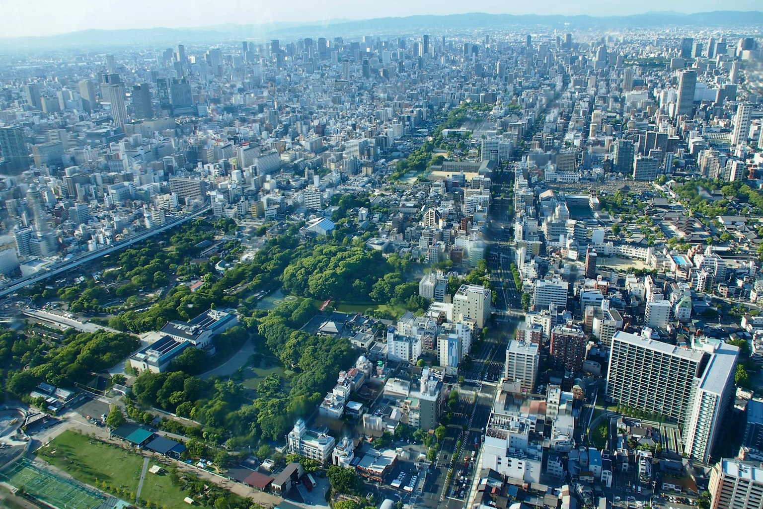 Vue panoramique d'une ville avec des gratte-ciels et des espaces verts