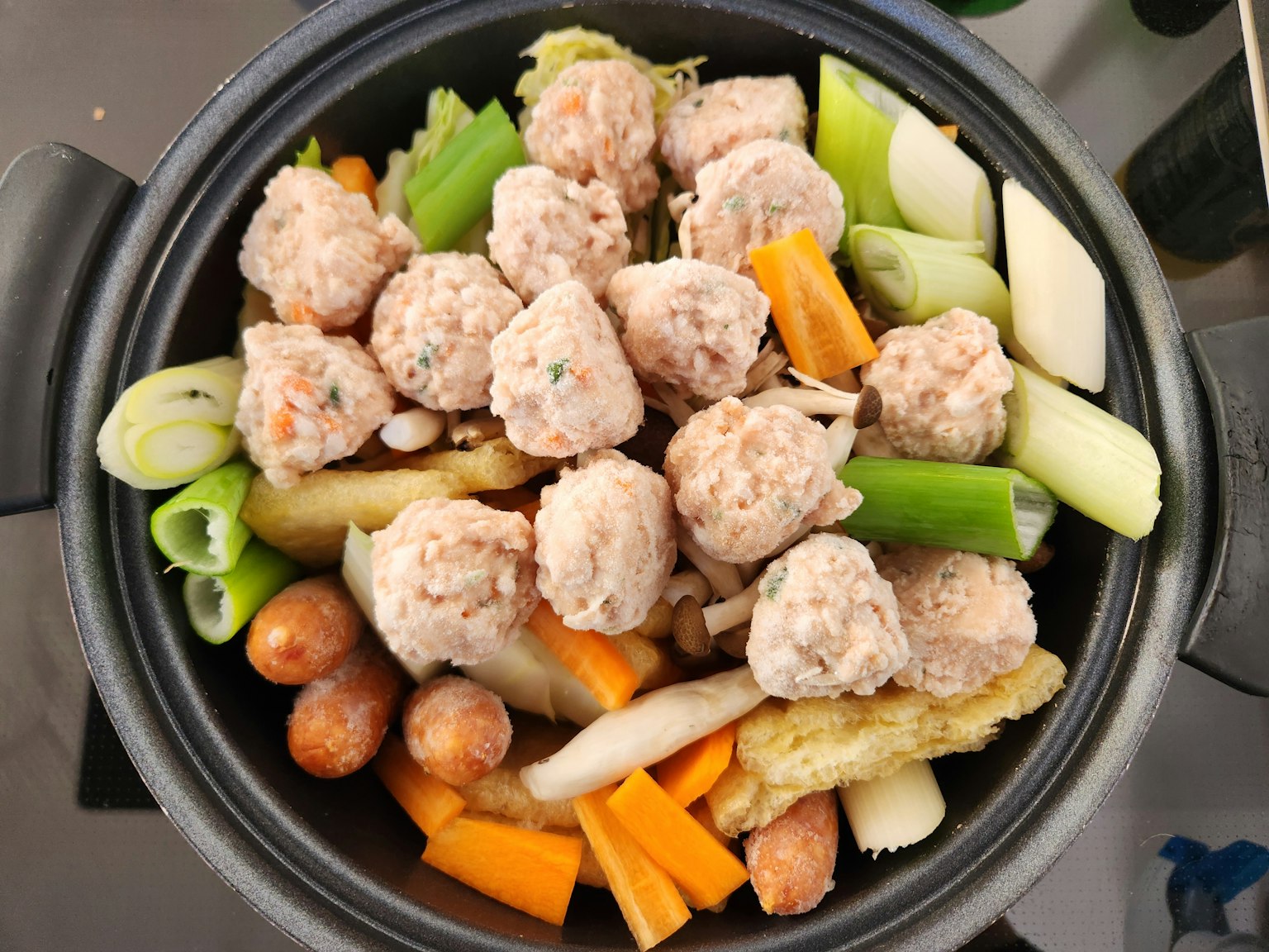 一个装满肉丸和各种蔬菜的锅