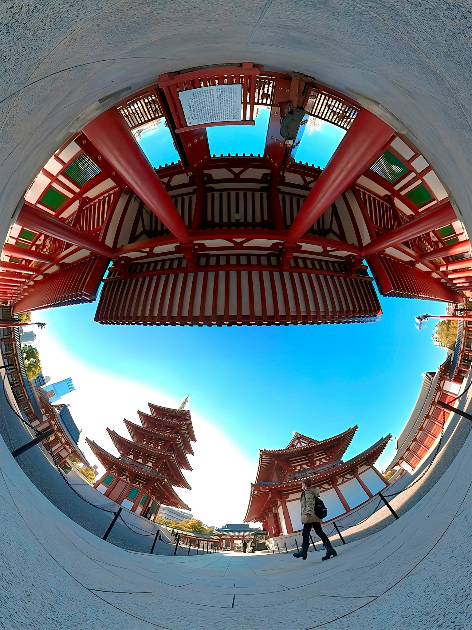 红色建筑与蓝天的圆形视图