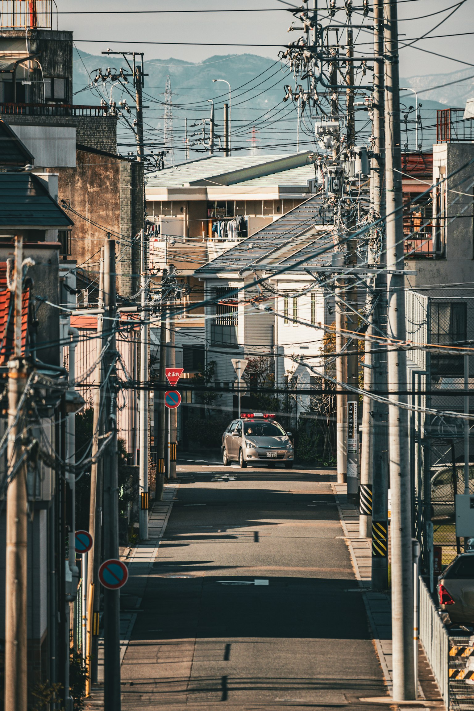 狭窄街道两旁是房屋和电线杆