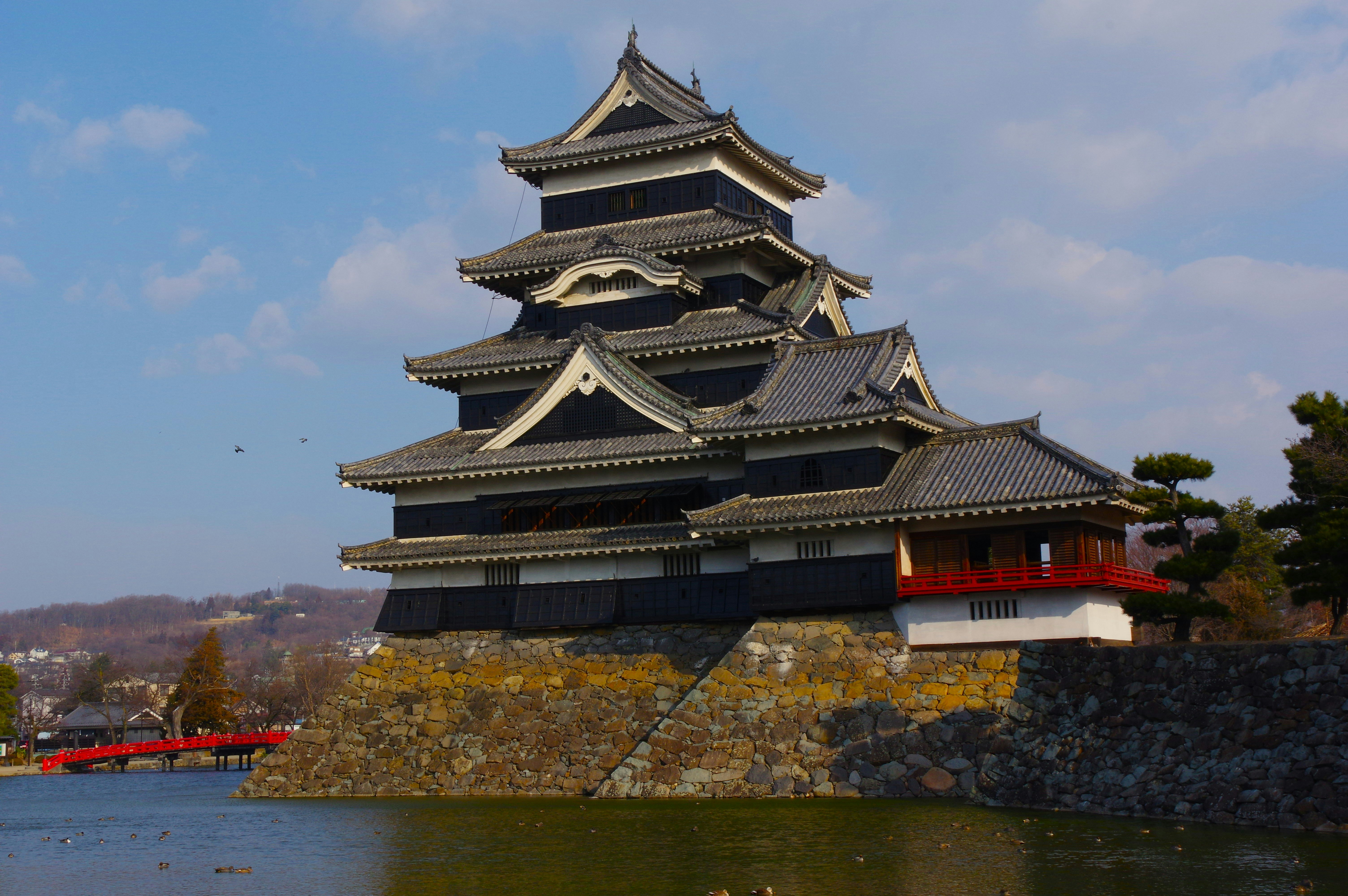 松本城の美しい外観と青空の背景