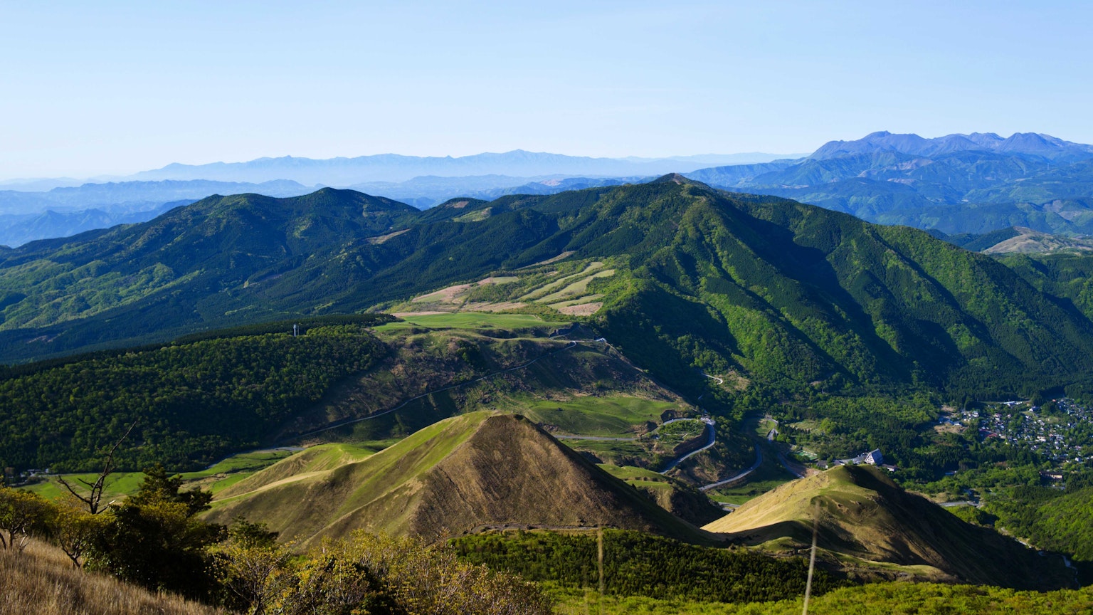 郁郁蔥蔥的山脈和山谷全景