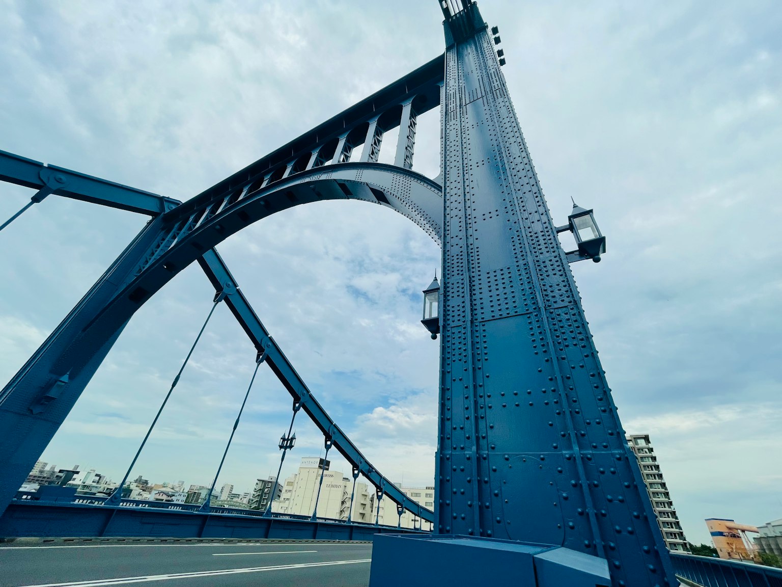 Vue en contre-plongée d'une structure de pont en arc bleu