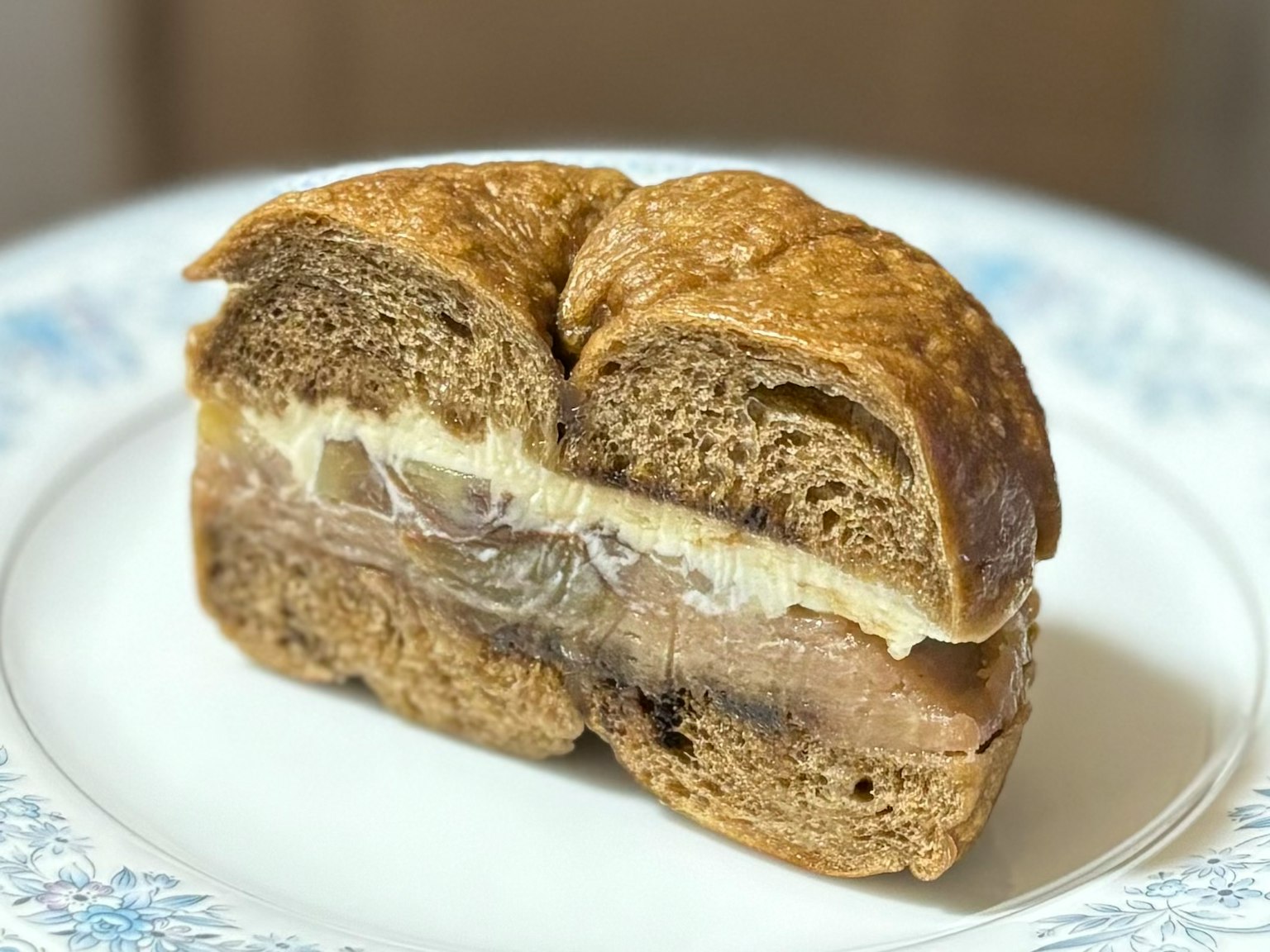 Sezione trasversale di un panino fatto con pane marrone