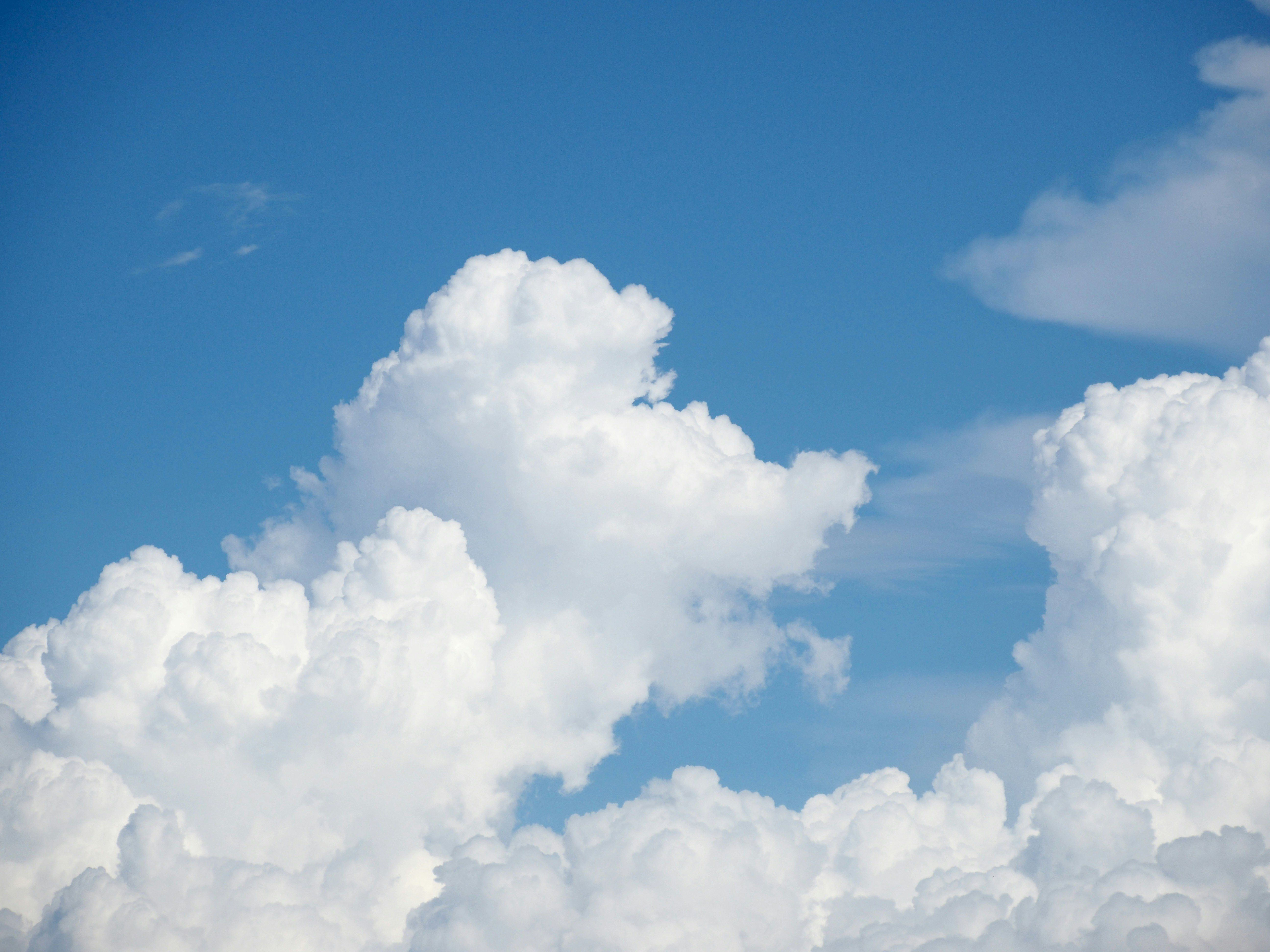 awan putih besar melayang di langit biru