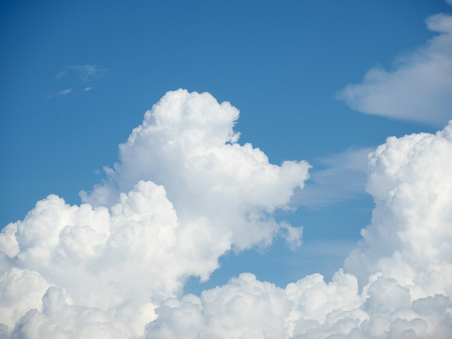Hermosa vista de nubes blancas flotando en un cielo azul