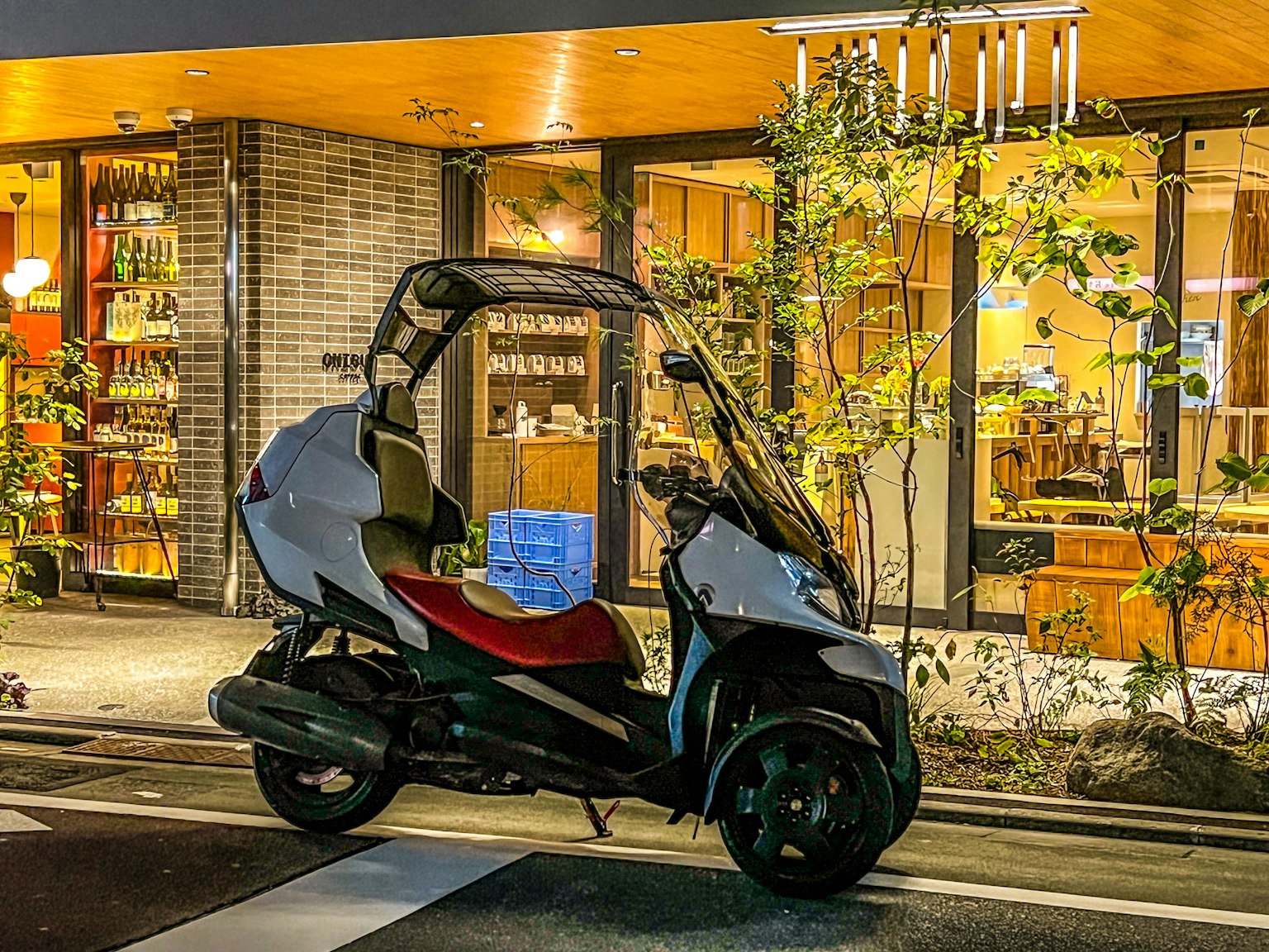 夜晚停在咖啡館前的三輪摩托車