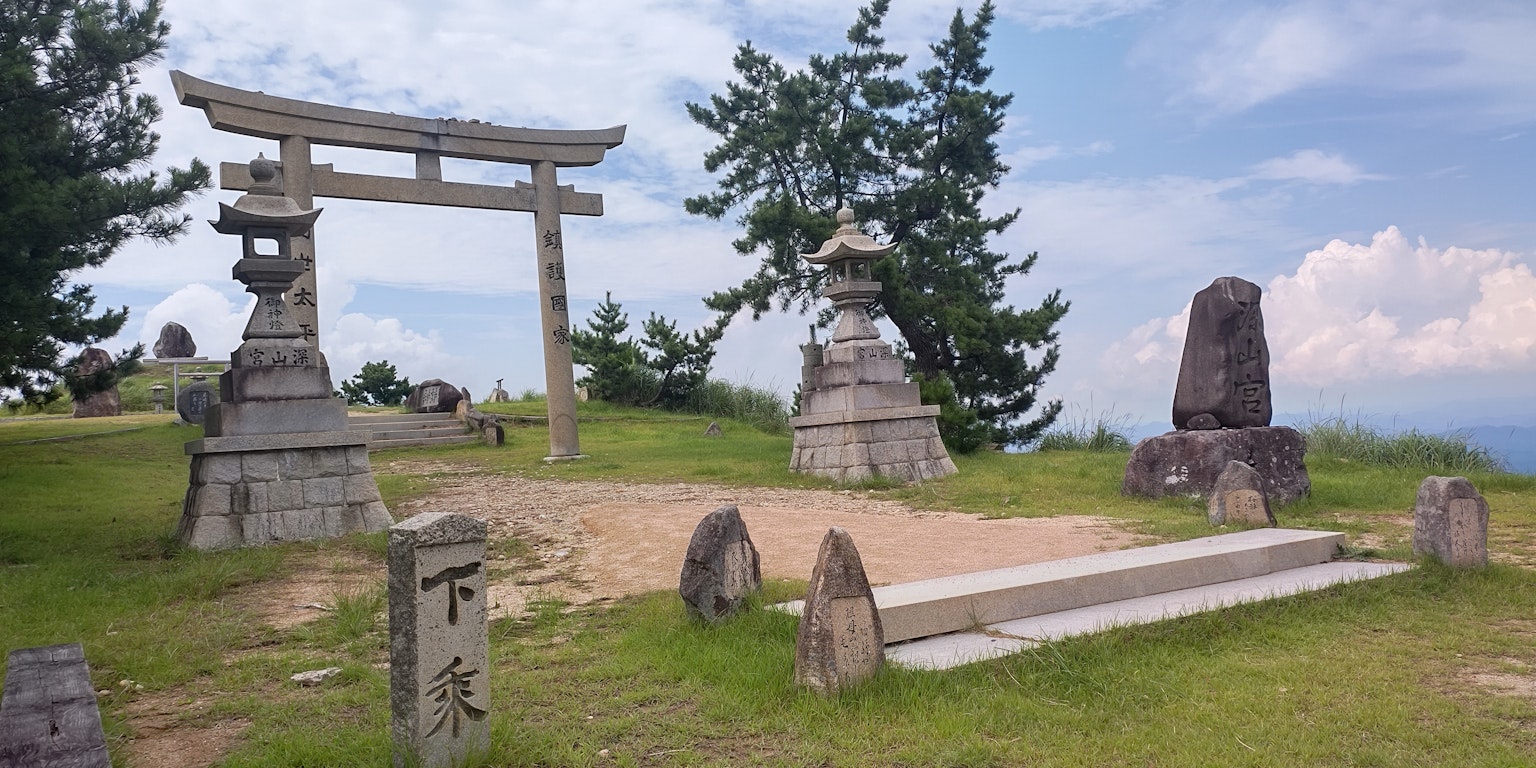 自然景观，石制鸟居和神社铃铛