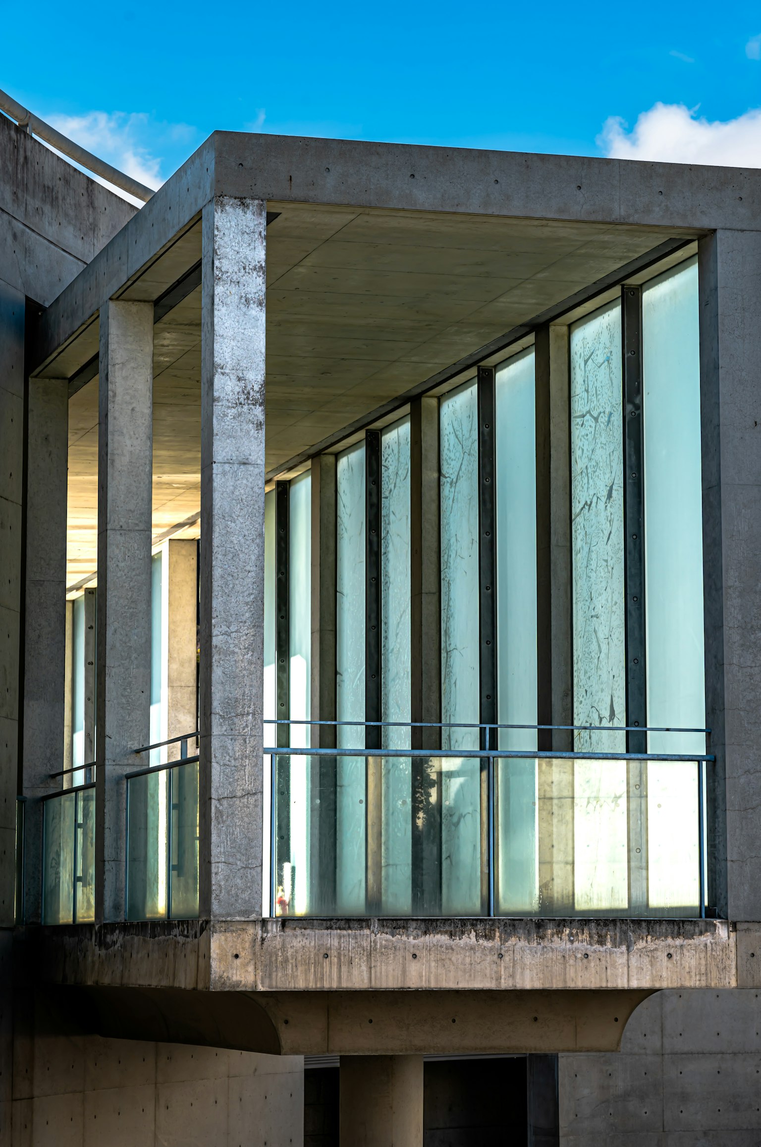 Moderne Balkonstruktur aus Beton und Glas