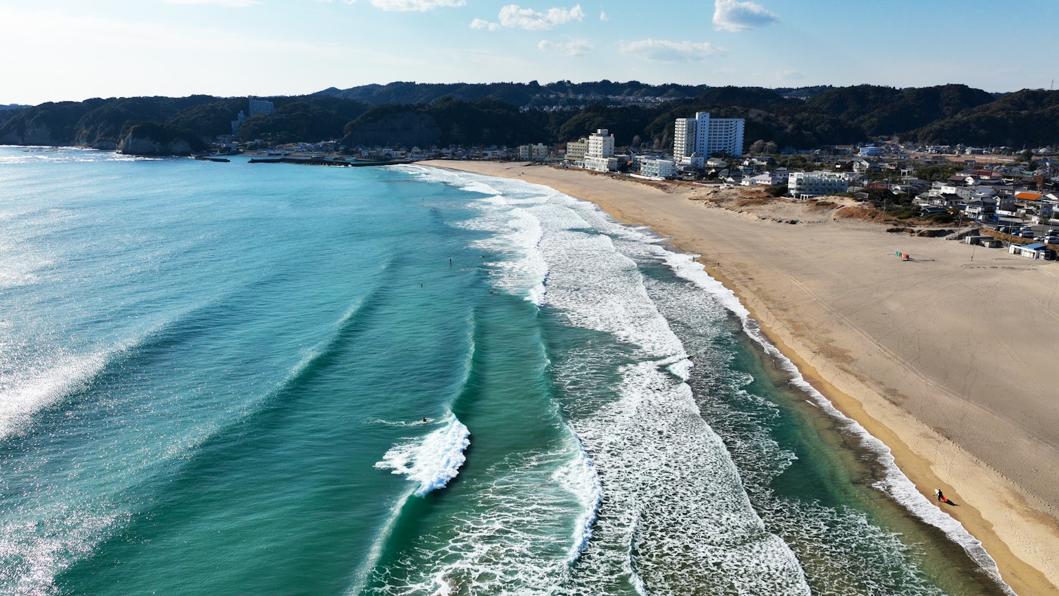 Una vista escénica de la playa con océano azul y olas blancas
