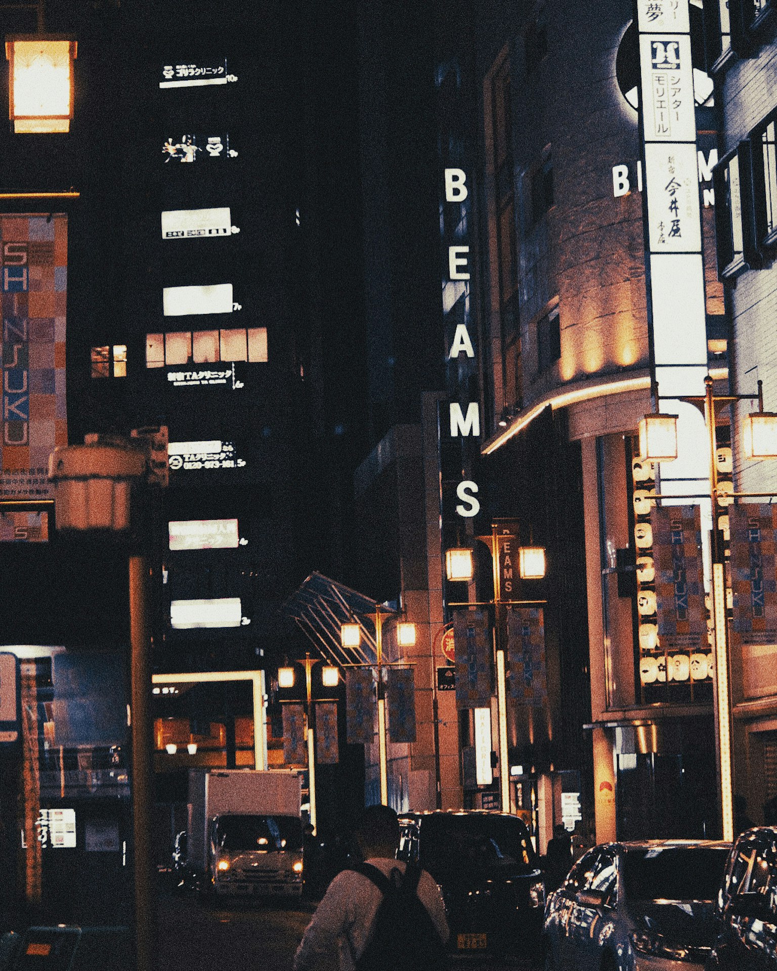 Scena notturna della città con il segnale BEAMS e luci al neon