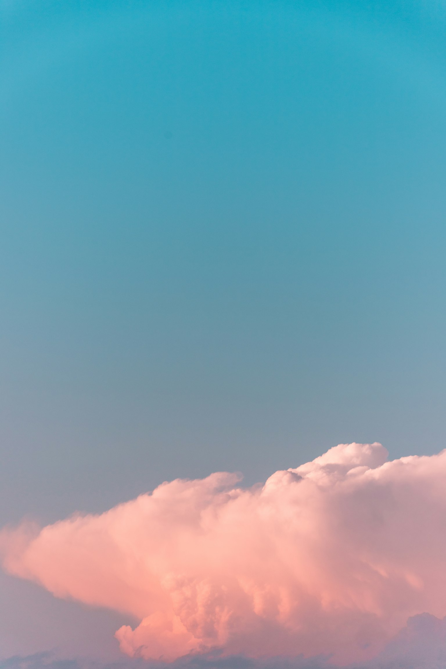 Nube rosa clara contra un cielo azul