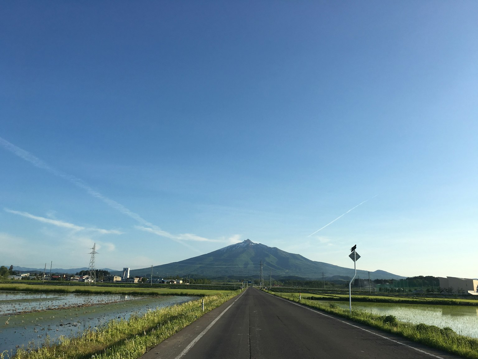 ทิวทัศน์ที่สวยงามของภูมิประเทศชนบทกับภูเขาใต้ท้องฟ้าสีฟ้า