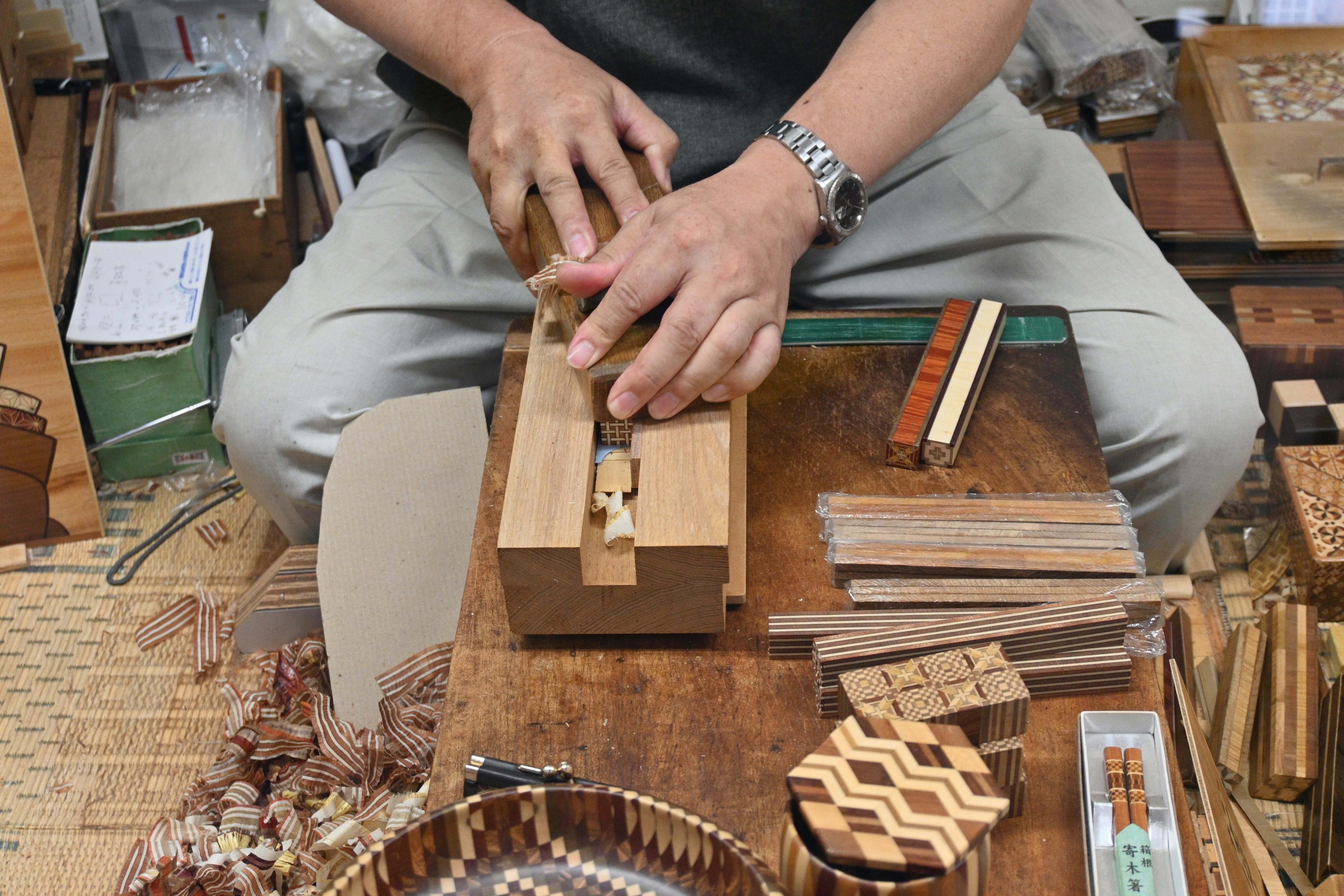 mains assemblant des planches en bois avec des outils de menuiserie