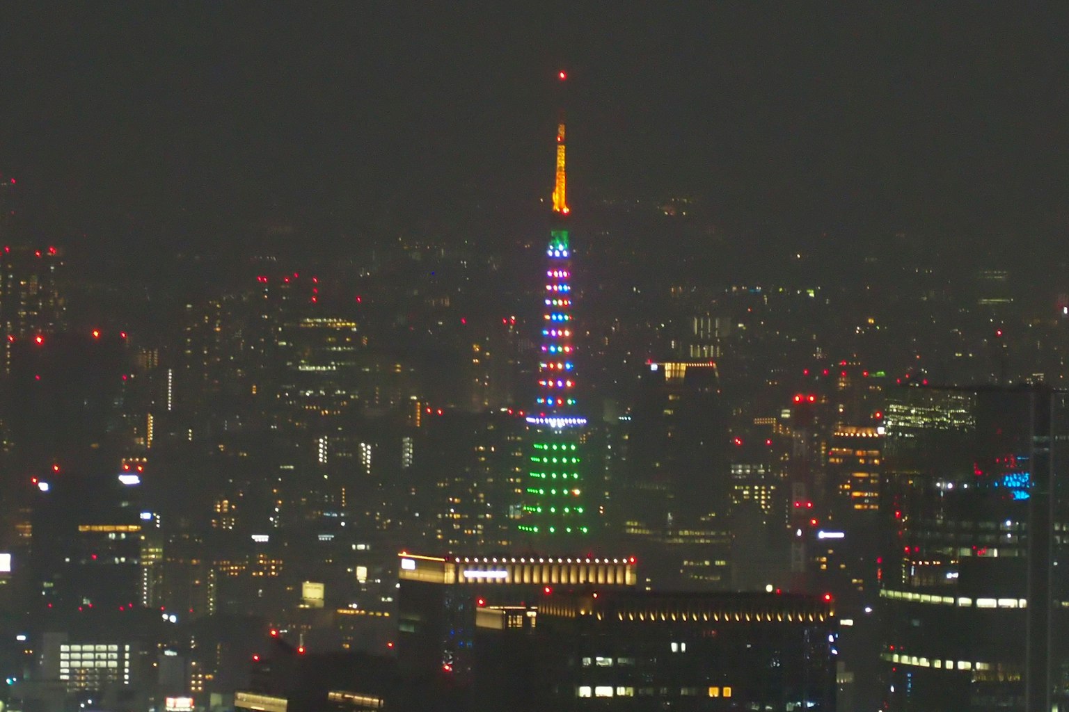 Menara Tokyo diterangi lampu berwarna-warni di malam hari