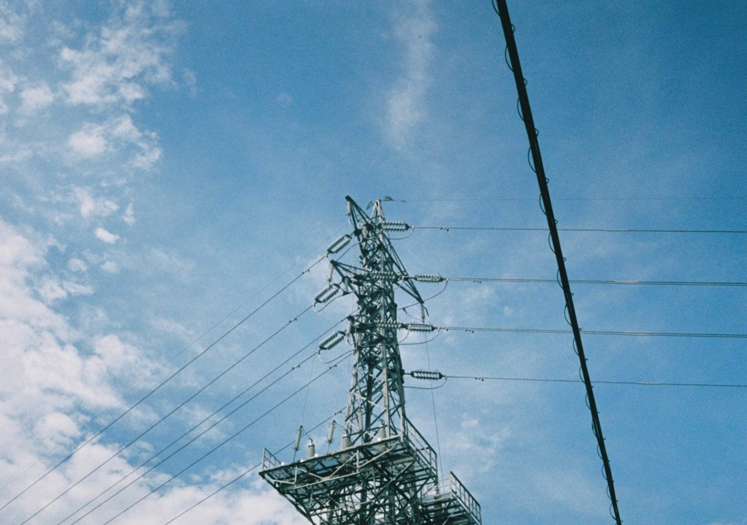 藍天下的高壓電塔