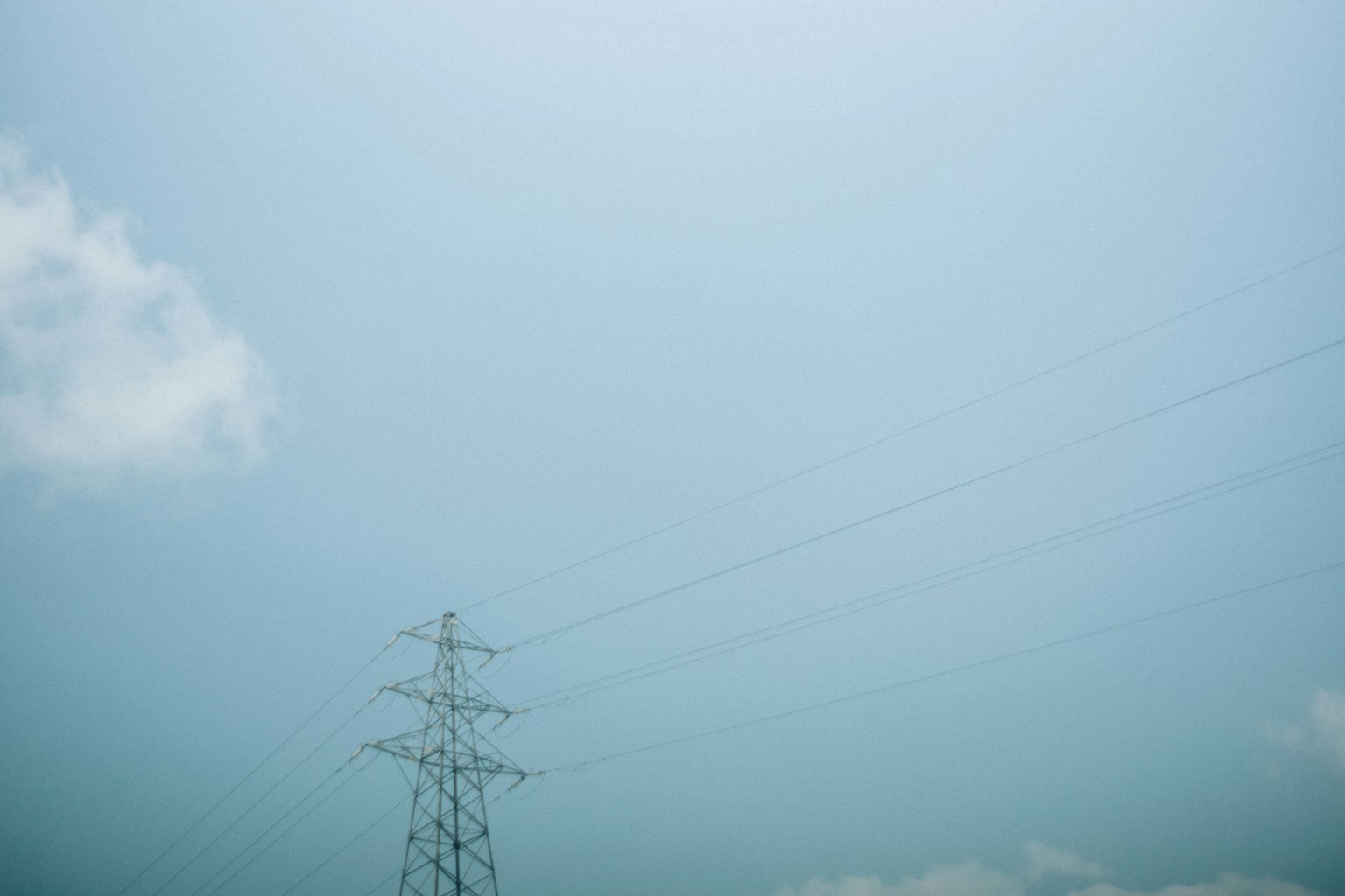 一根高電杆在藍天和輕雲的襯托下