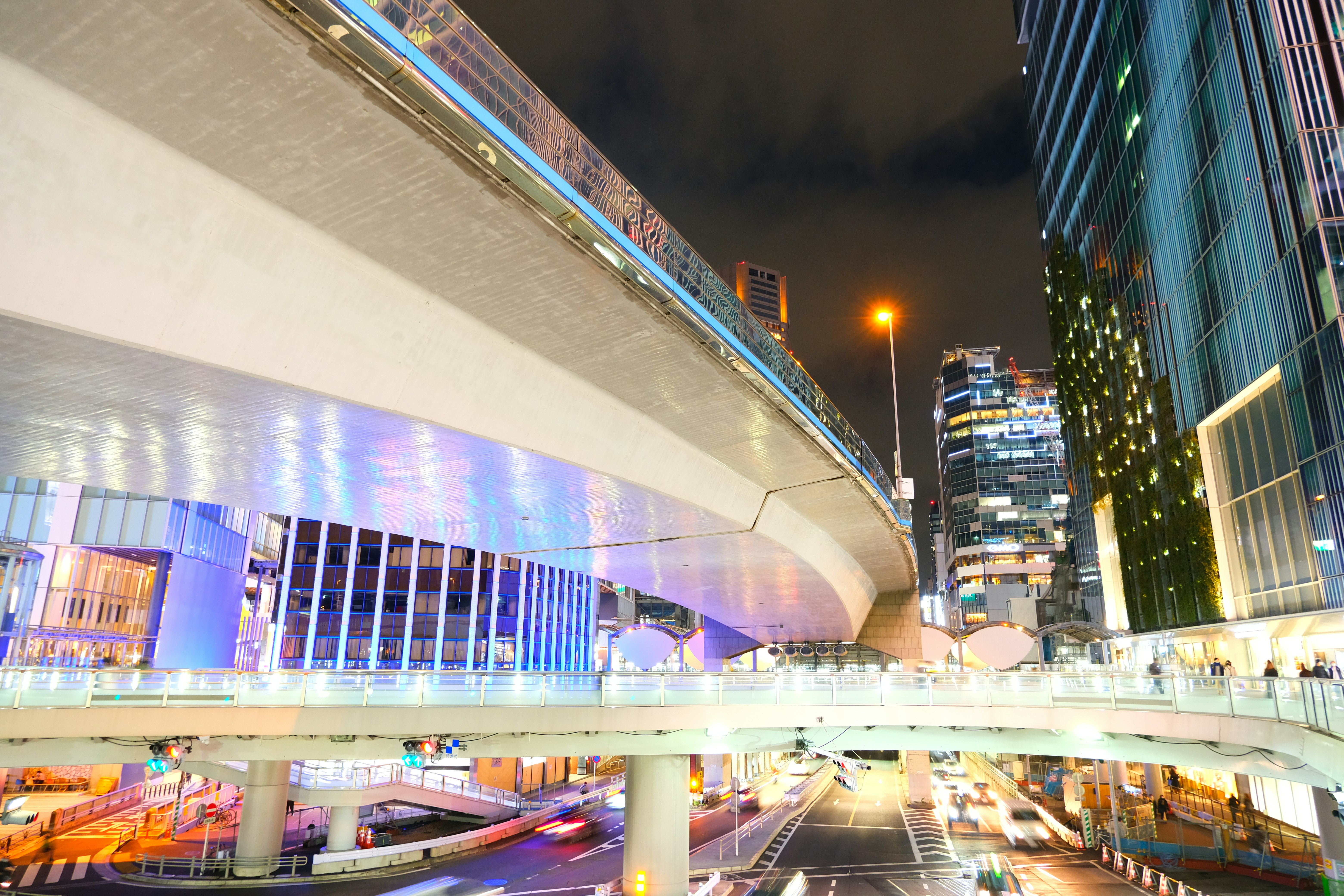 涩谷夜景，立交高架与高层建筑交汇的城市街景
