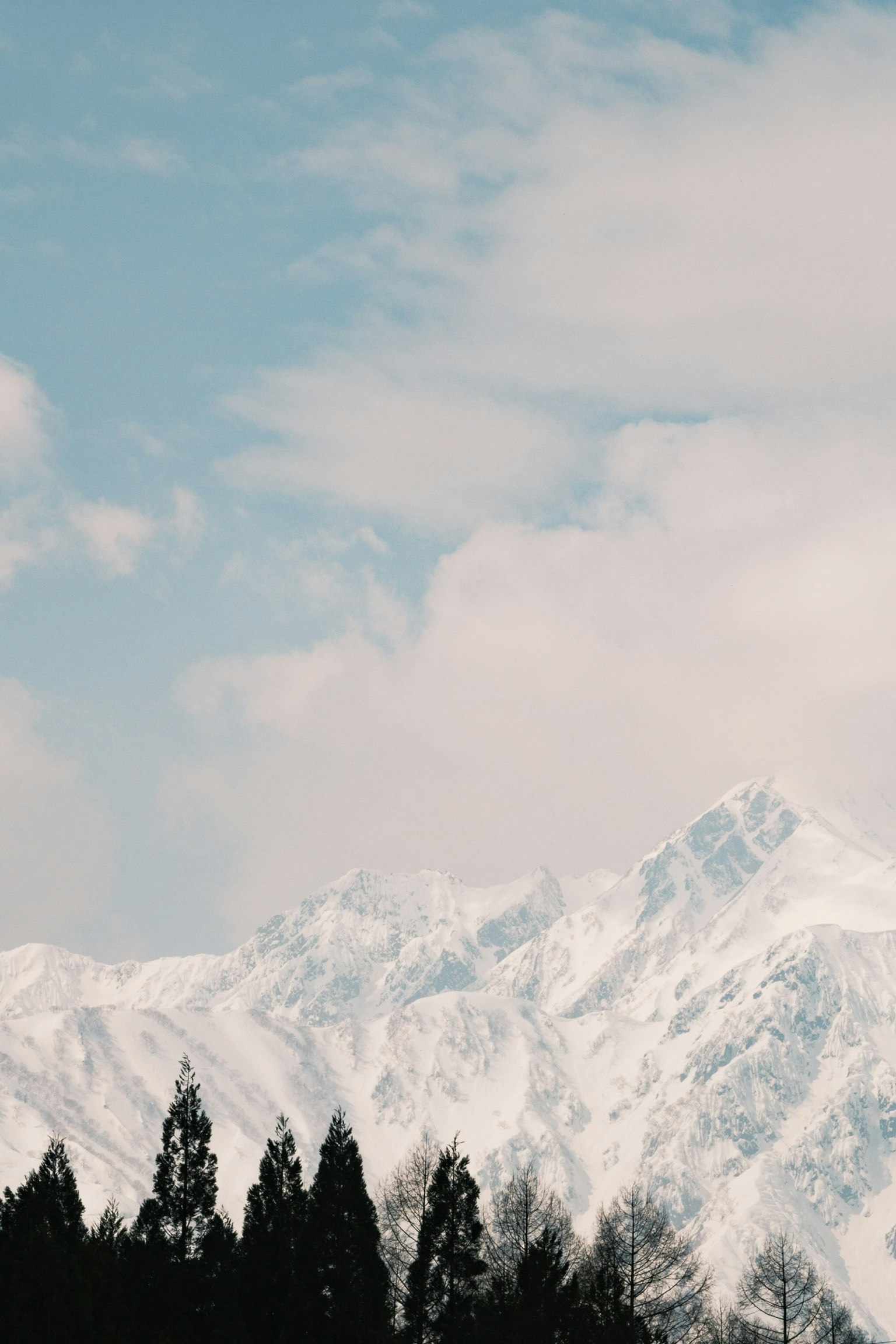 Montagne innevate sotto un cielo blu