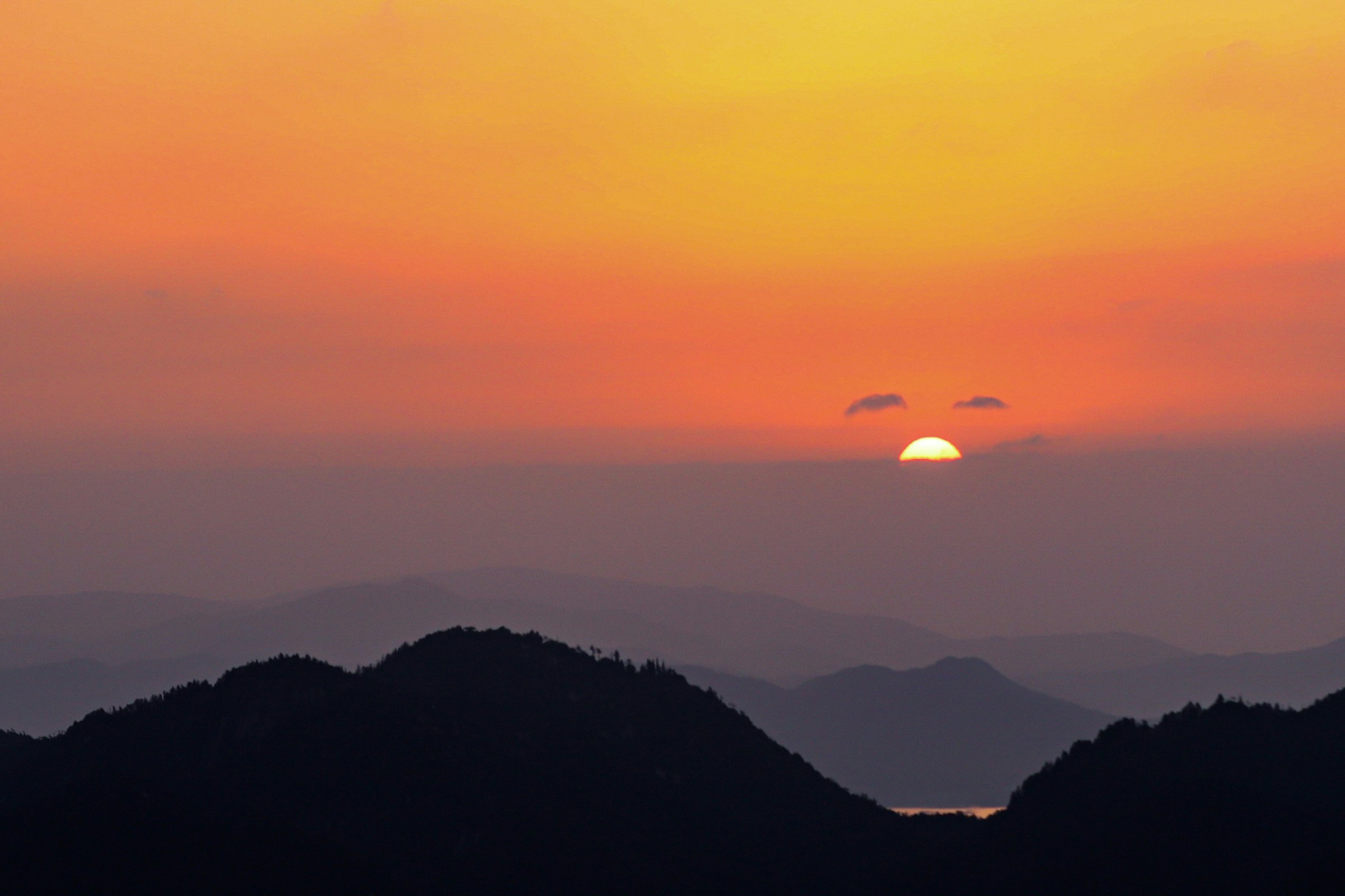 tramonto sulle creste montuose e cielo al crepuscolo