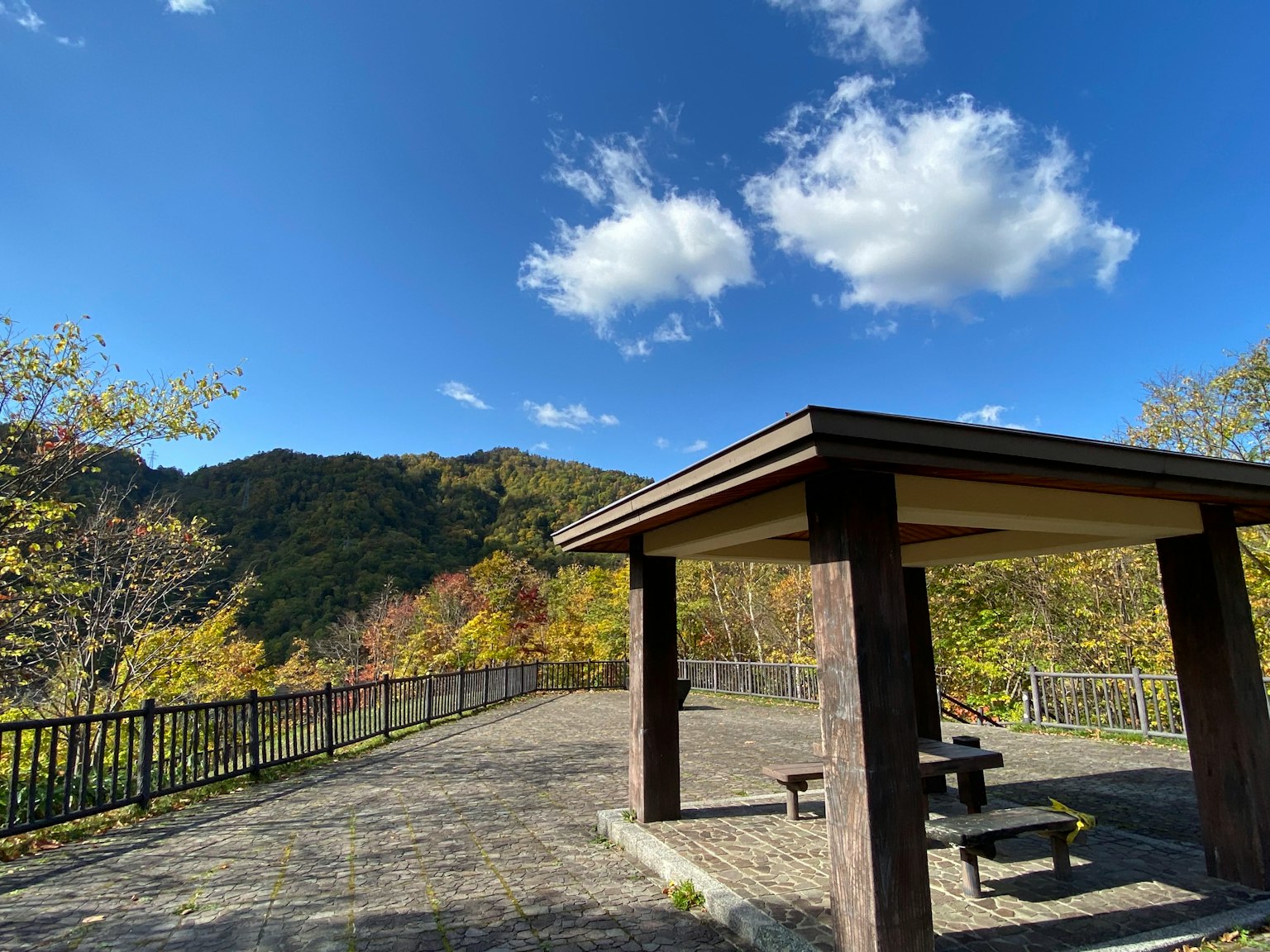 Punto panoramico con padiglione in legno sotto un cielo blu