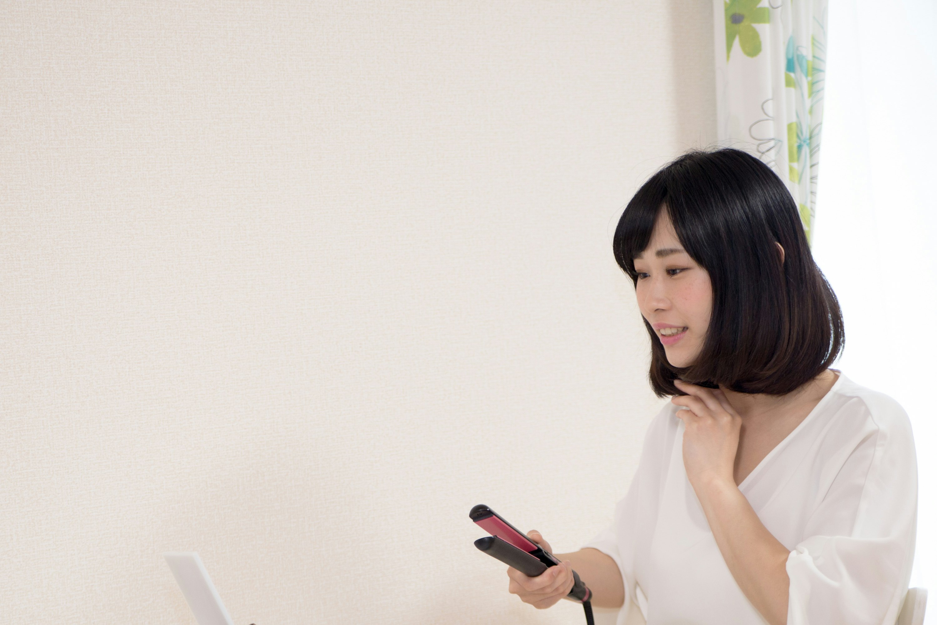 室内拿着手机的女性肖像