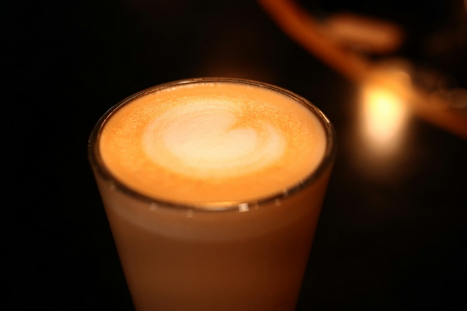 Cận cảnh cốc có nghệ thuật latte kem ở trên cùng