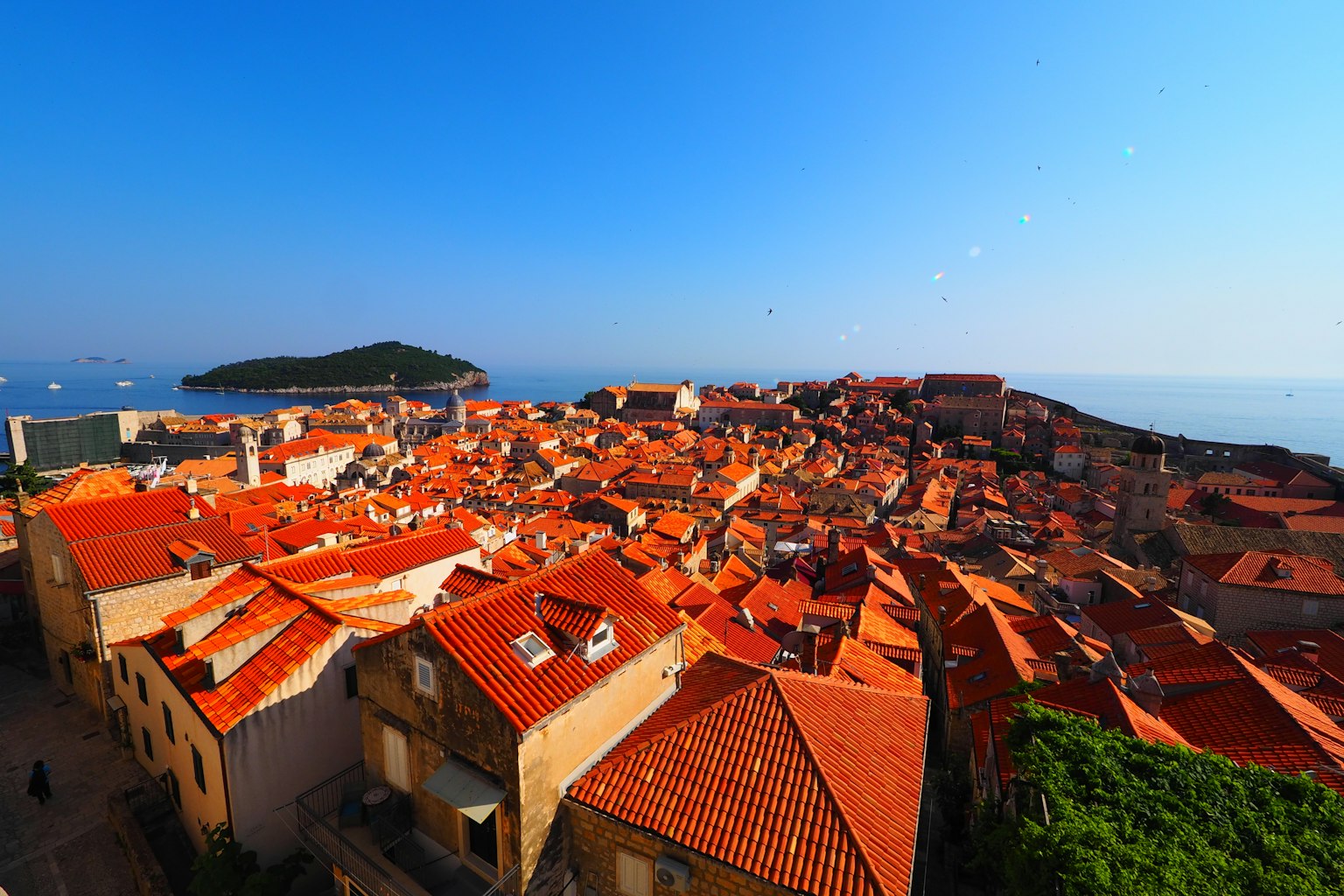 Vista panoramica di Dubrovnik con tetti rossi e cielo blu chiaro
