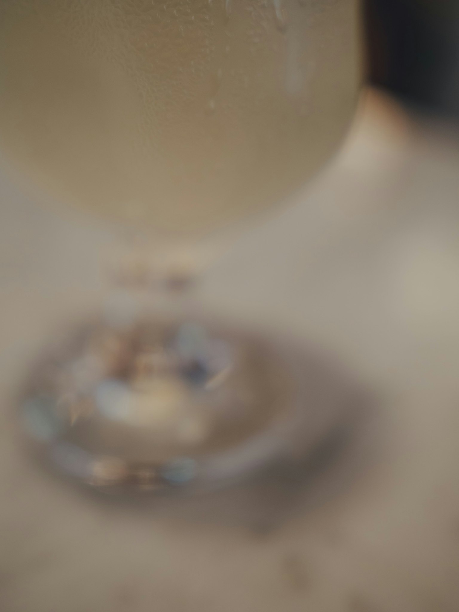 Primo piano di un bicchiere sfocato contenente una bevanda