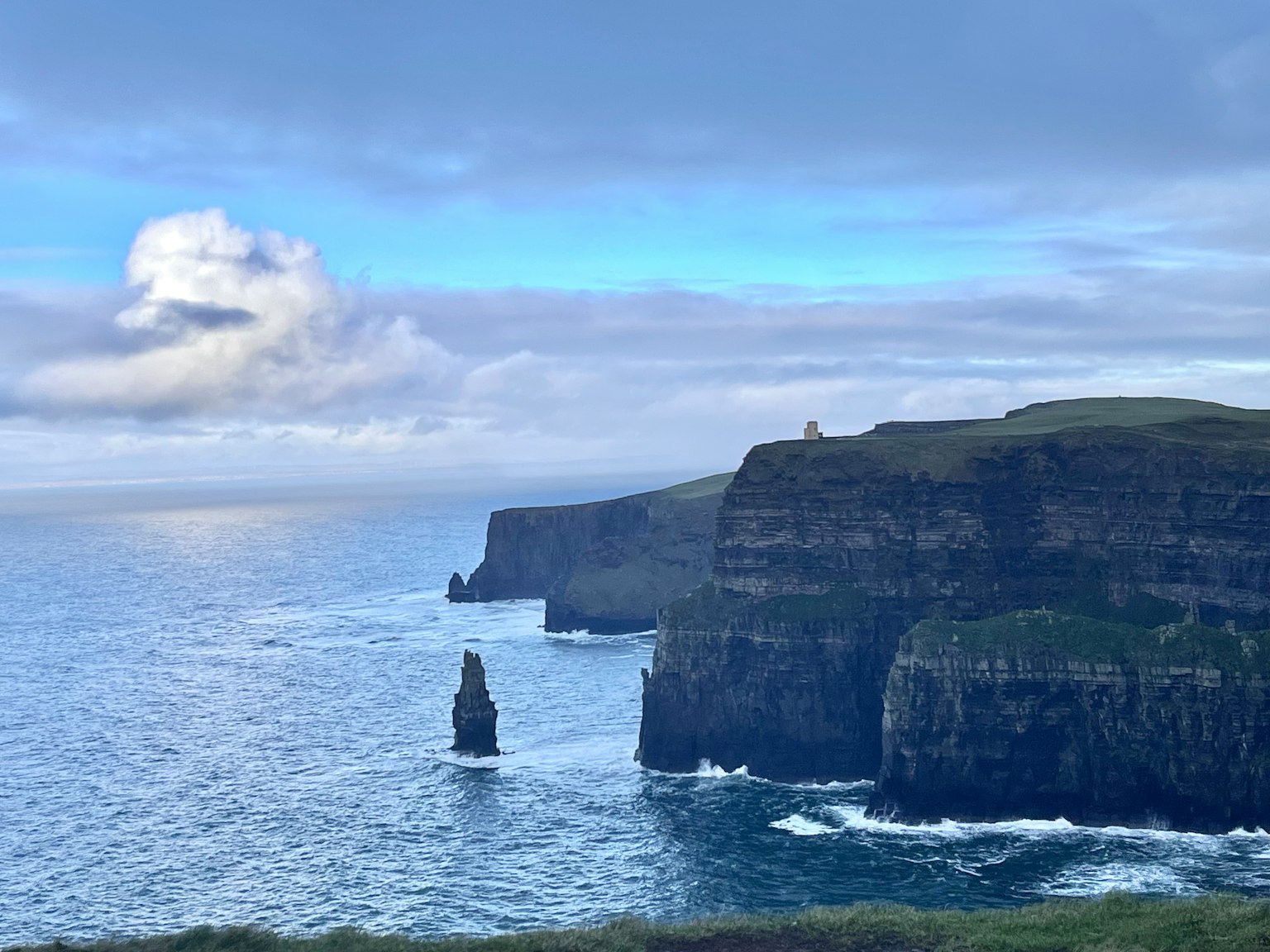 Paysage côtier dramatique des Falaises de Moher en Irlande