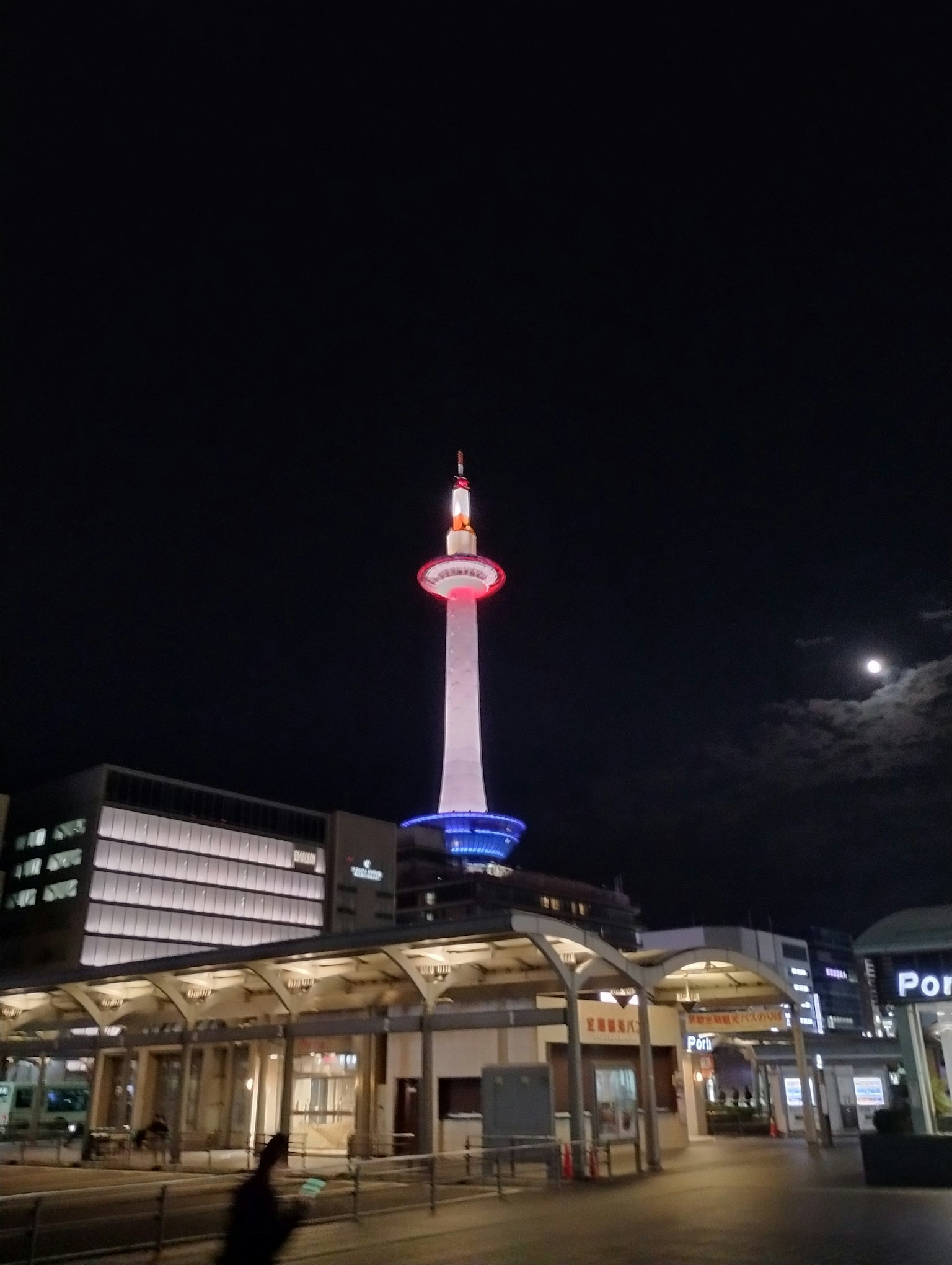 Menara Kyoto diterangi lampu merah dan biru di malam hari