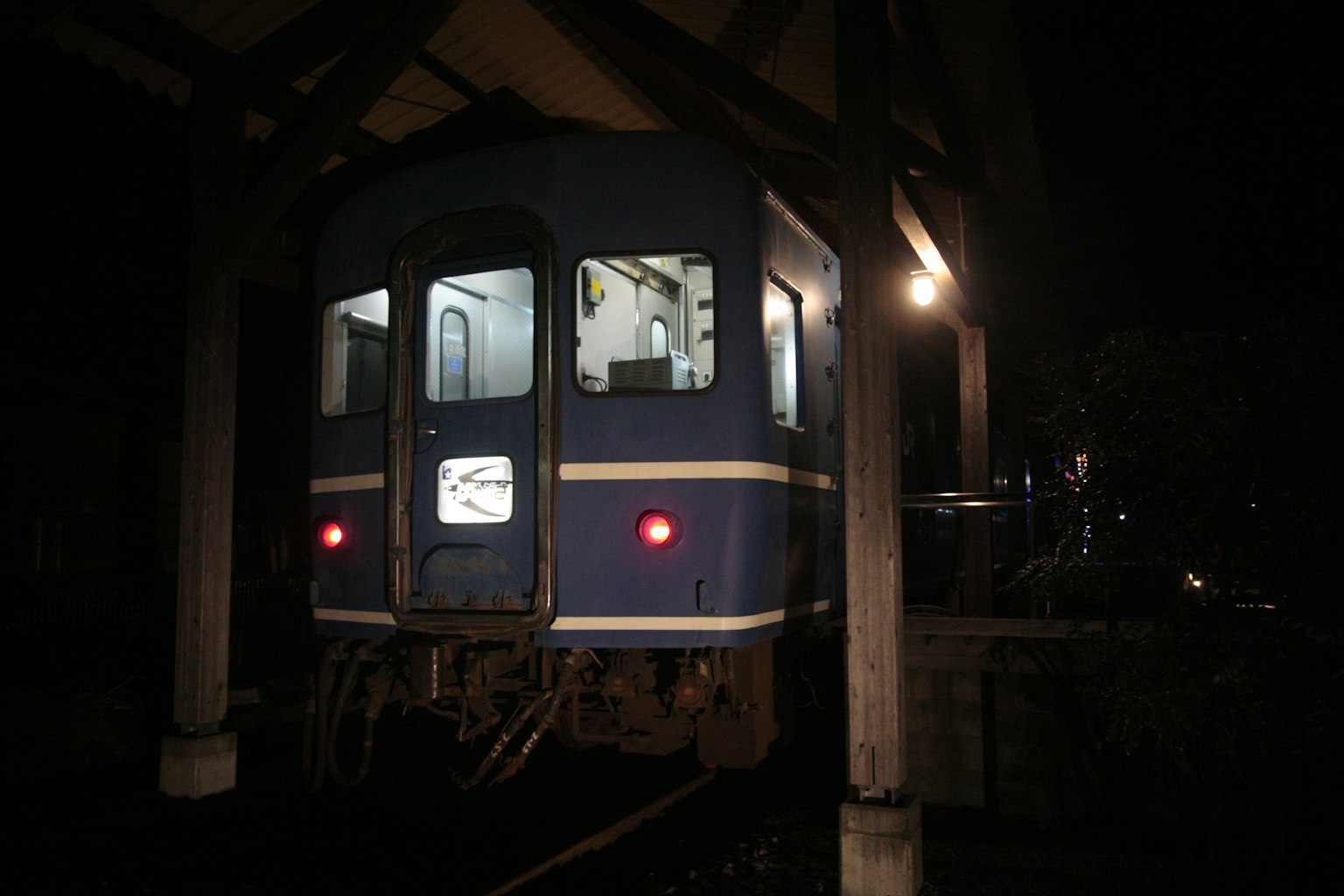 黑暗背景中藍色列車的背面