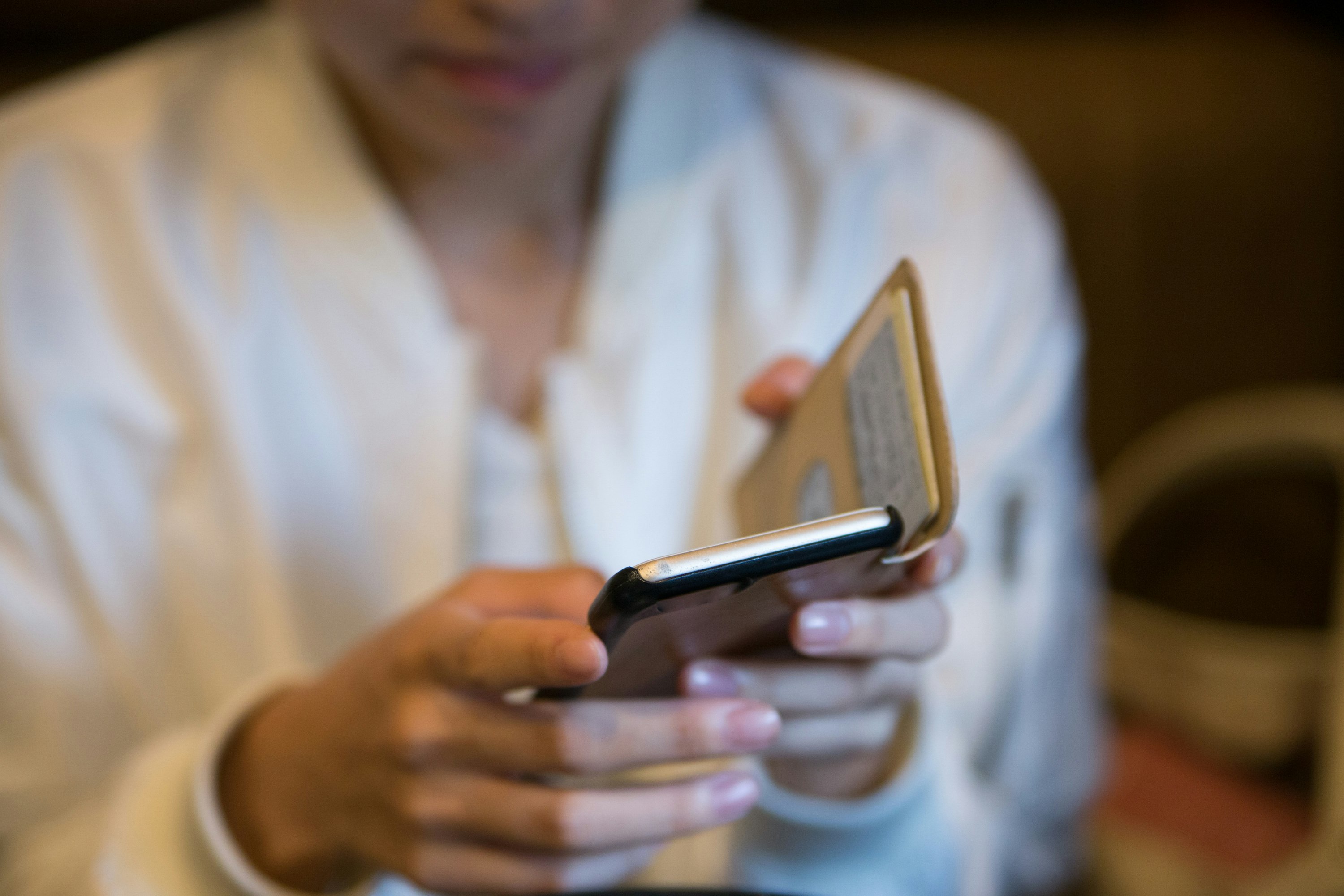 スマホを手に持つ人物の近景