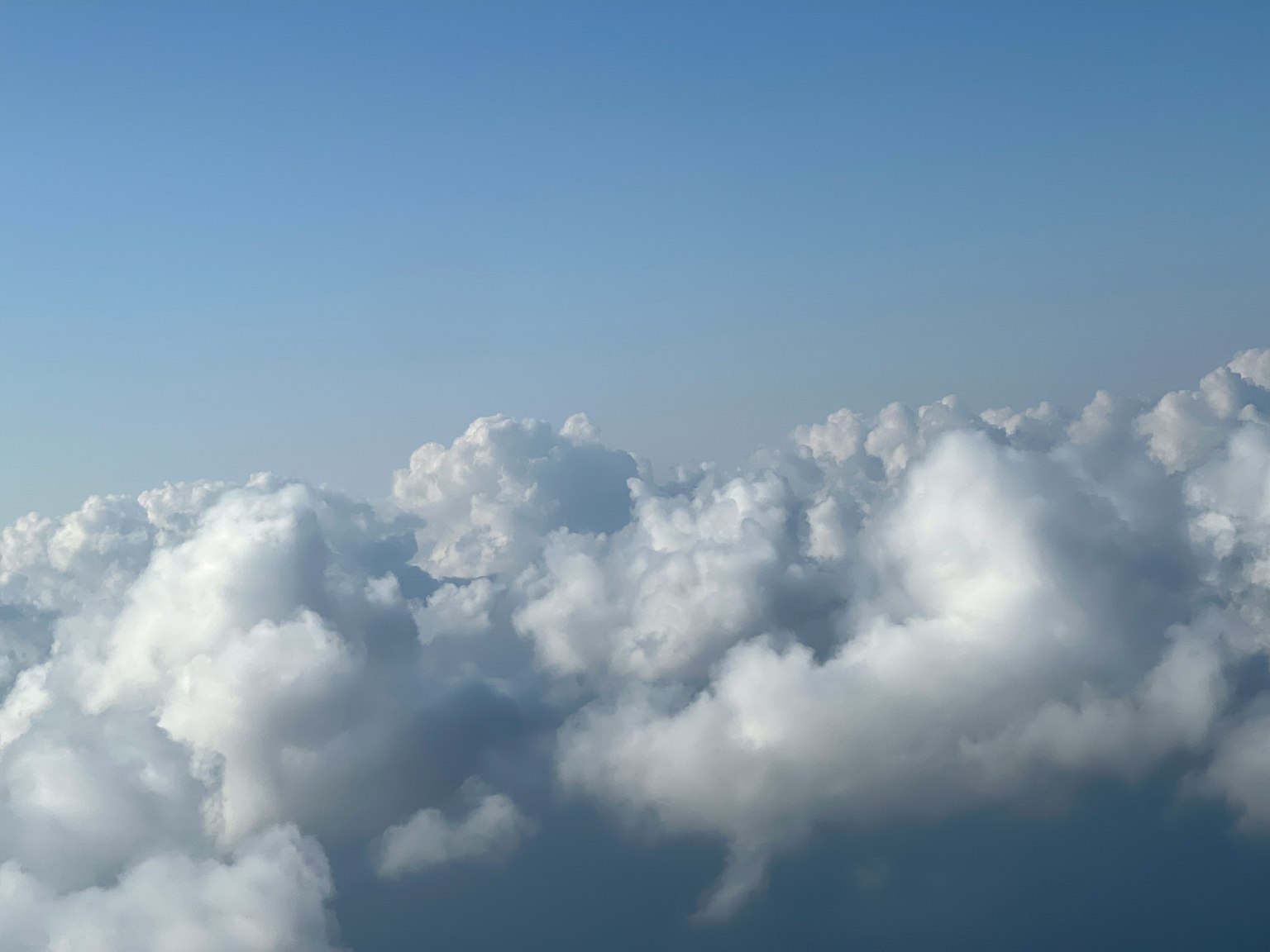 Vue de nuages blancs duveteux contre un ciel bleu