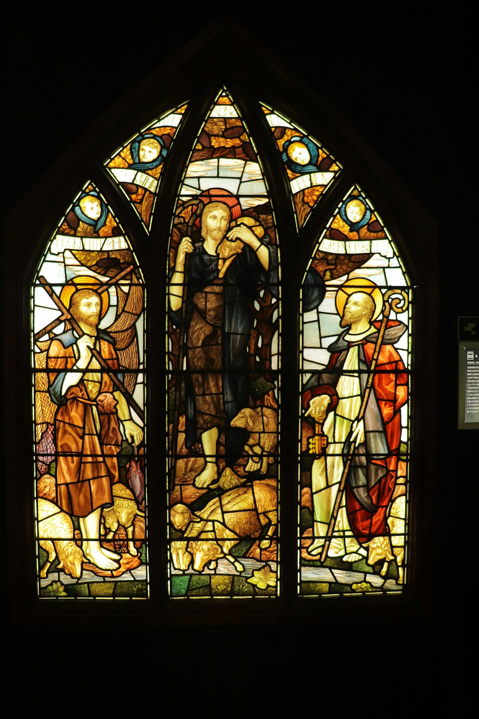 Vetrata artistica che rappresenta santi e Gesù Cristo in colori vivaci
