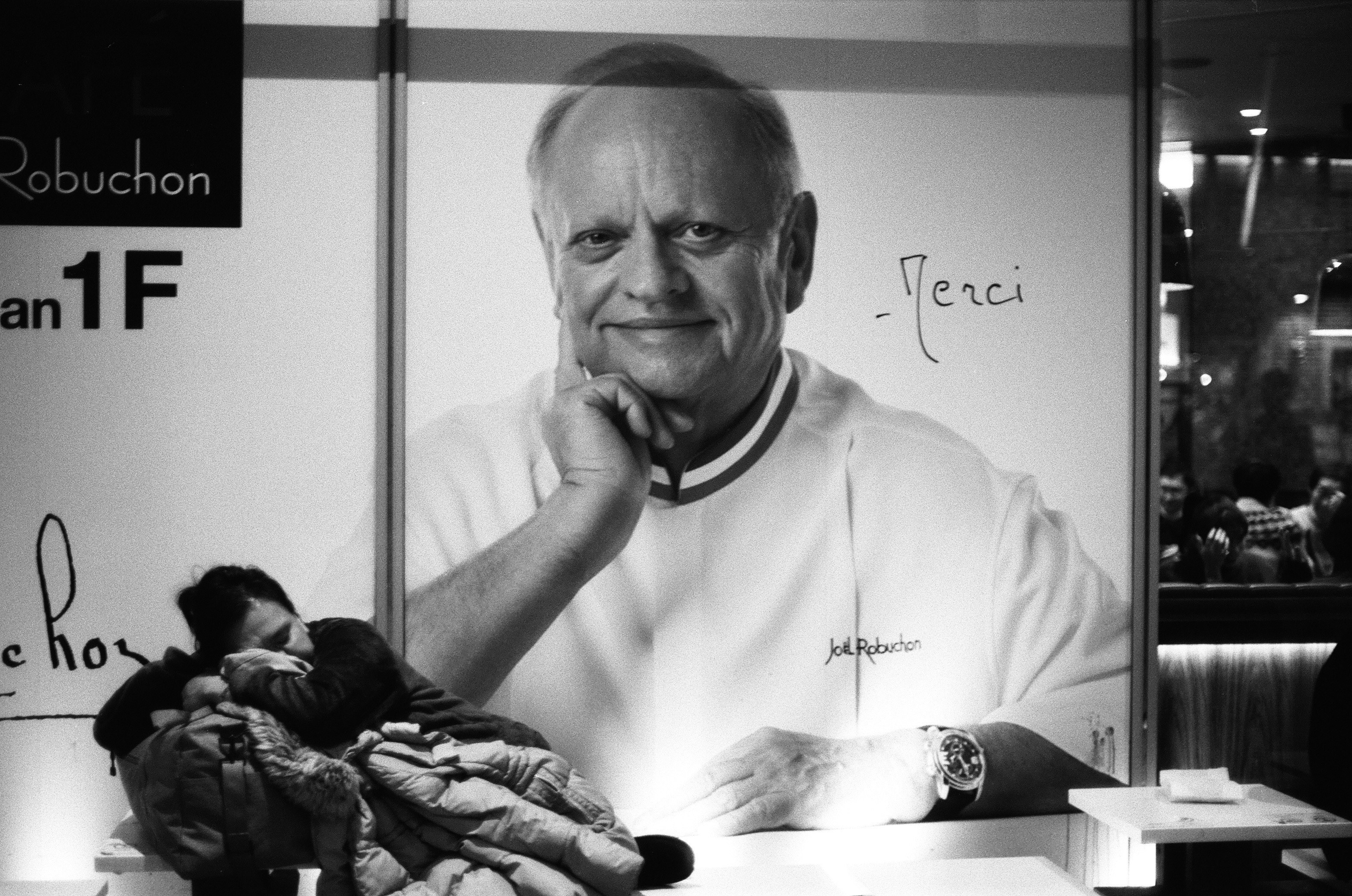 portrait en noir et blanc d’un chef tenant un bébé