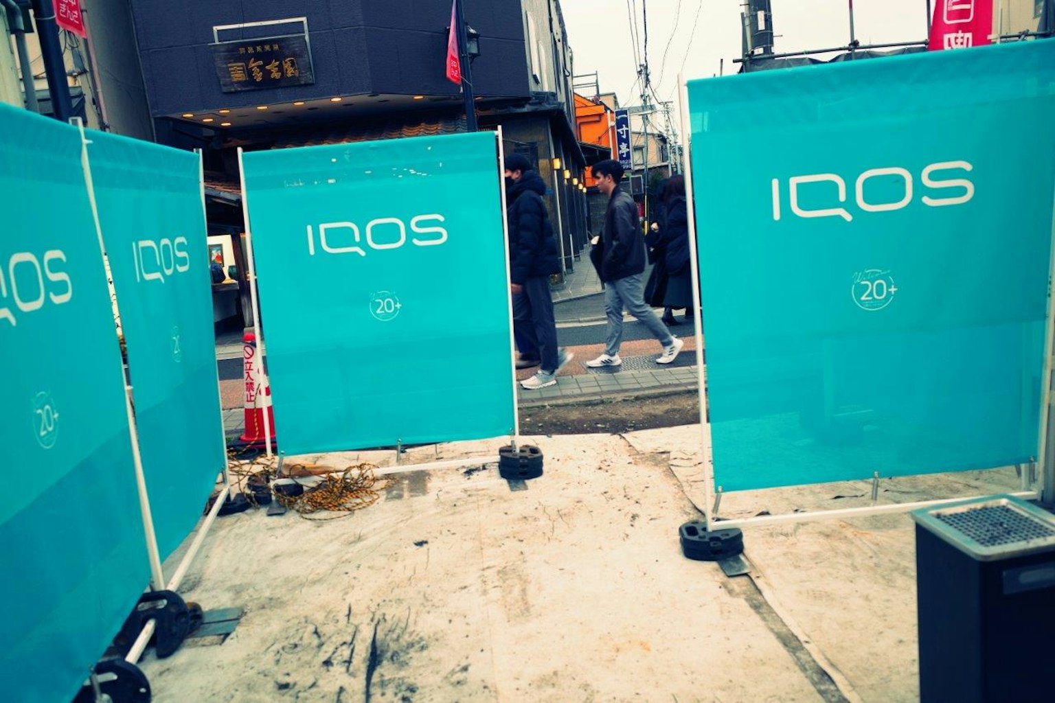 Banners azules de IQOS instalados en la calle