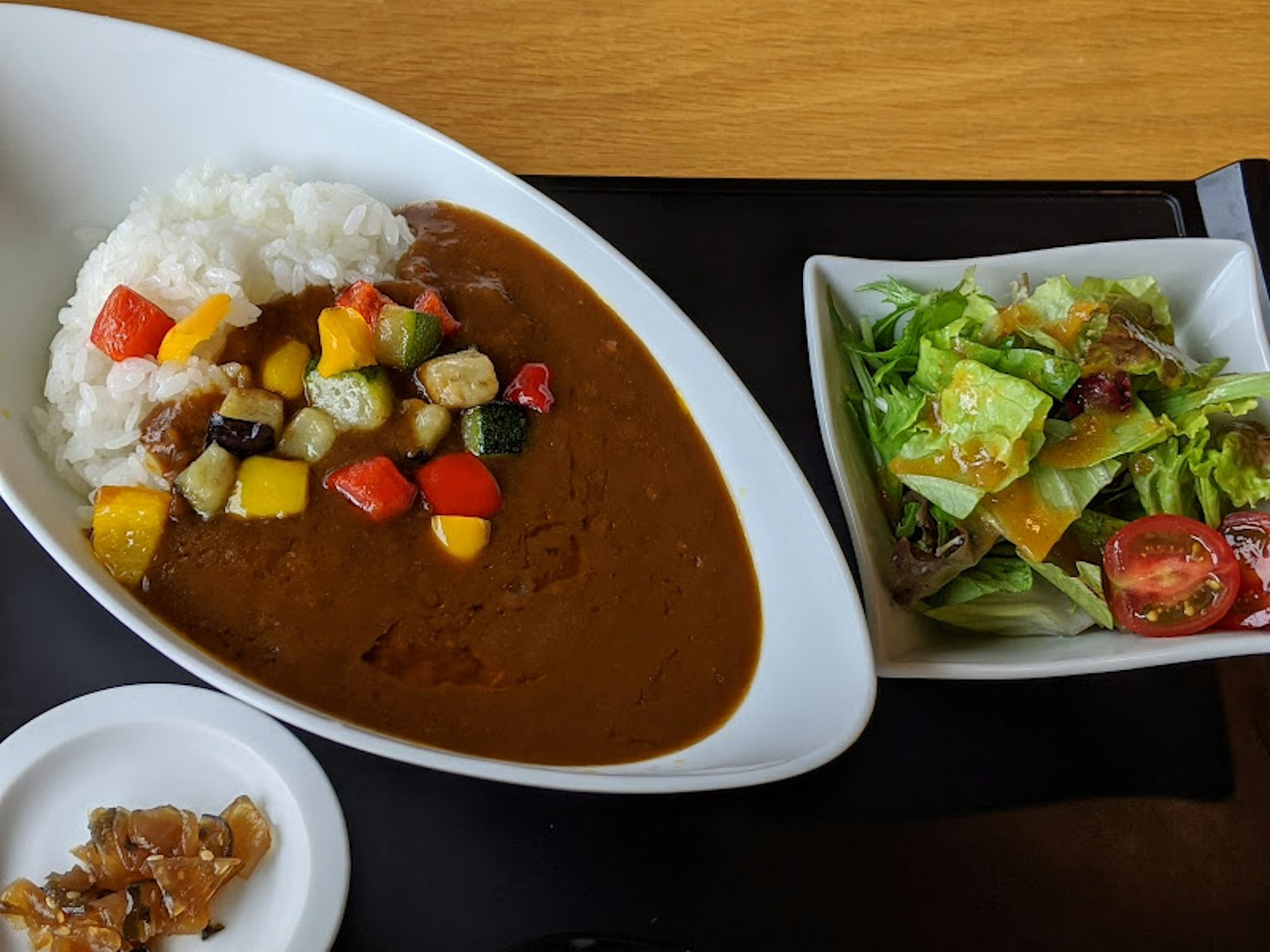 Delicioso arroz al curry con verduras mixtas y ensalada fresca