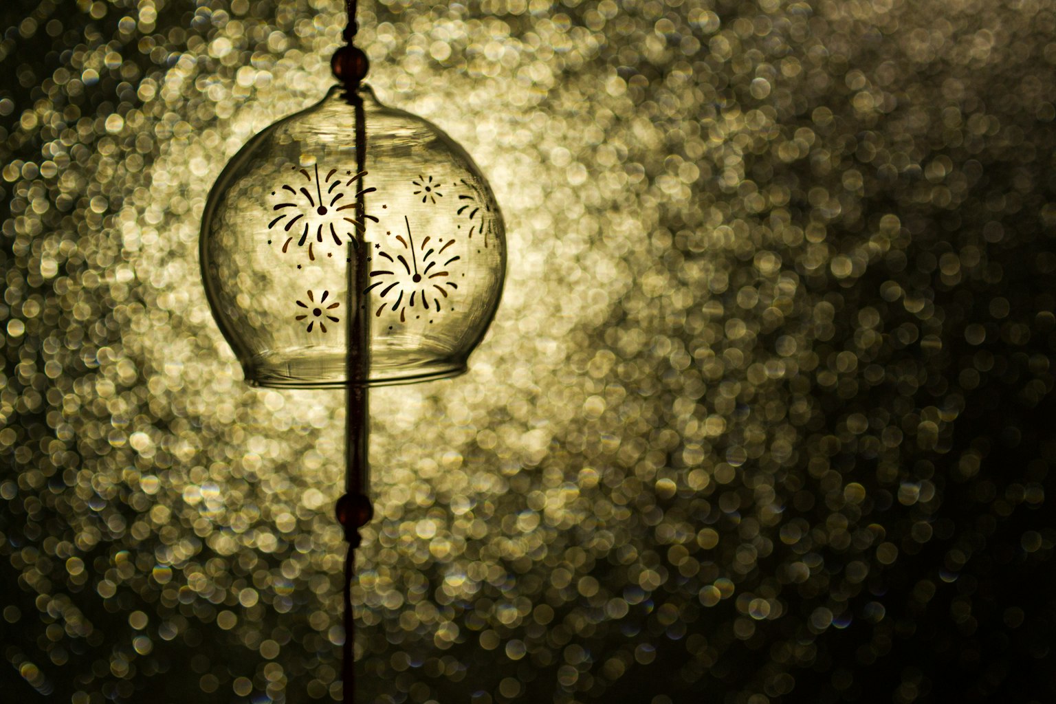 Schöne Glasglocke beleuchtet mit goldenem Hintergrund