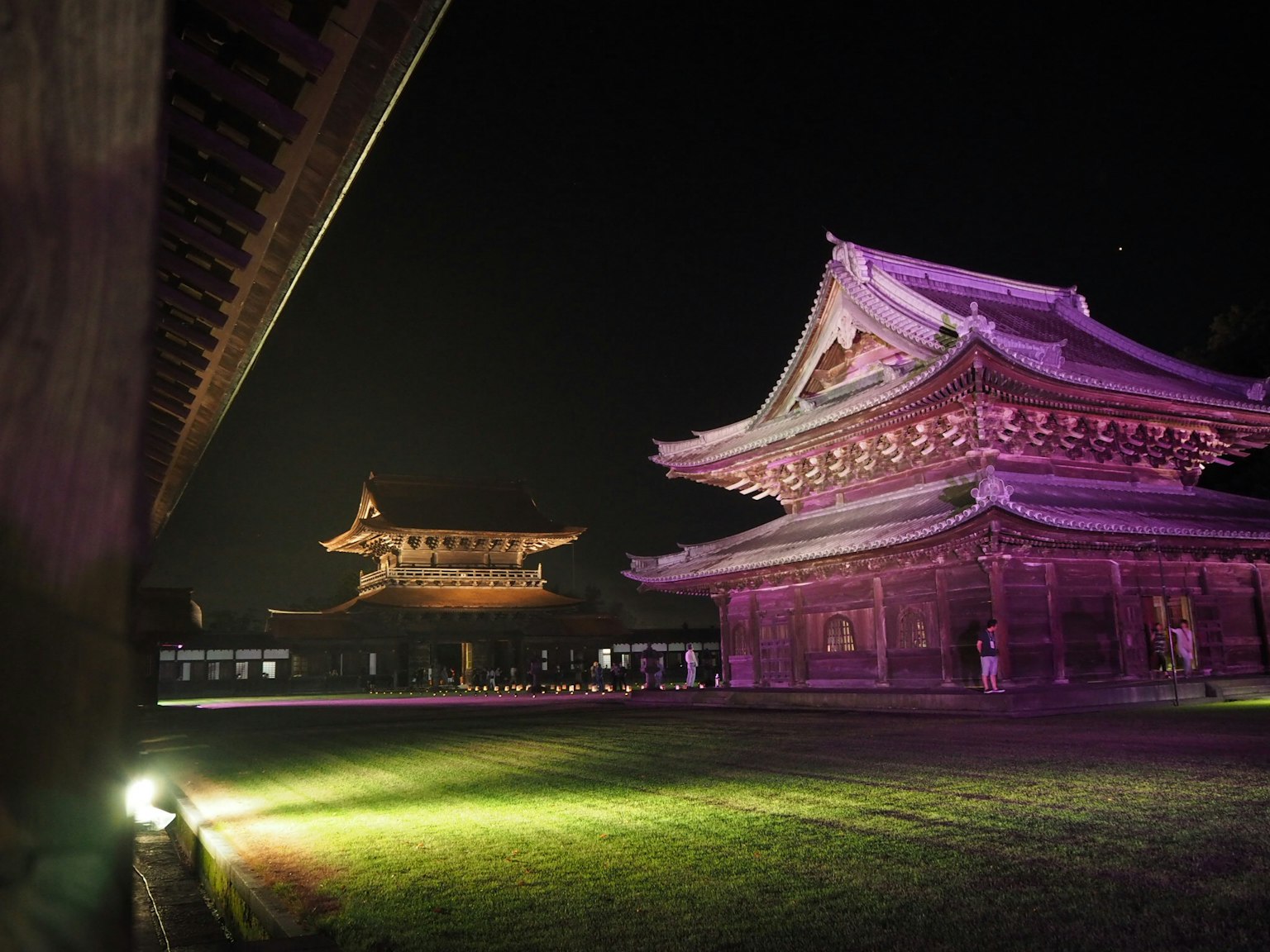 Schöne traditionelle Architektur, die nachts beleuchtet ist
