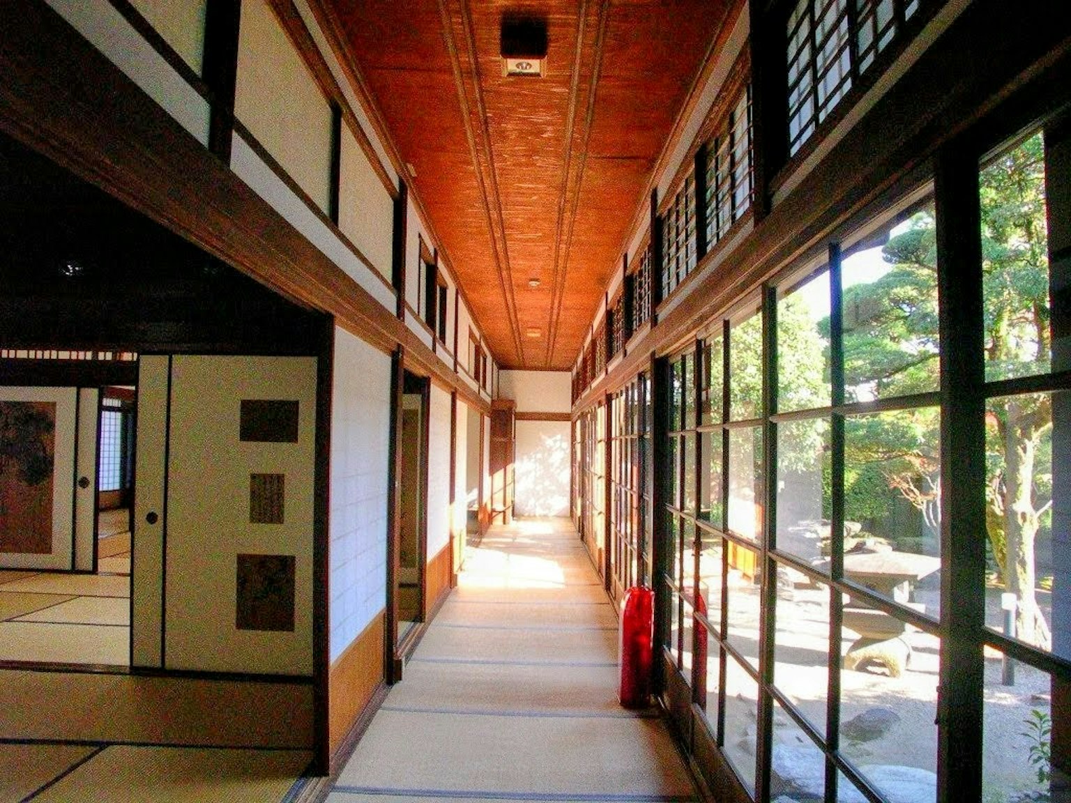 传统日本走廊，木质天花板和展示绿色花园的障子窗