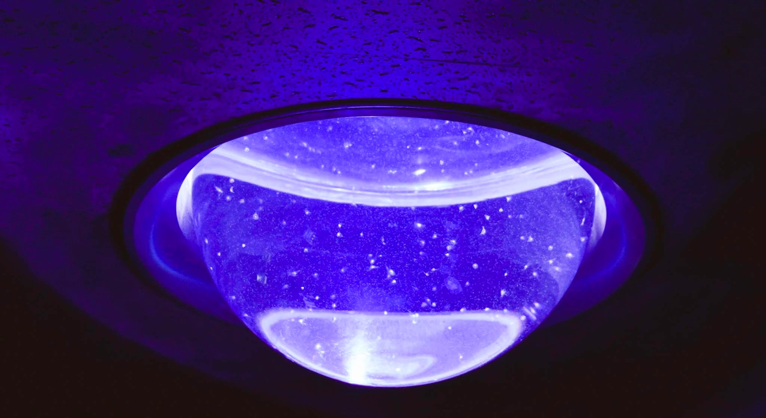 Runder Lichtkörper, der blaues Licht ausstrahlt, mit sternartigen Mustern im Inneren