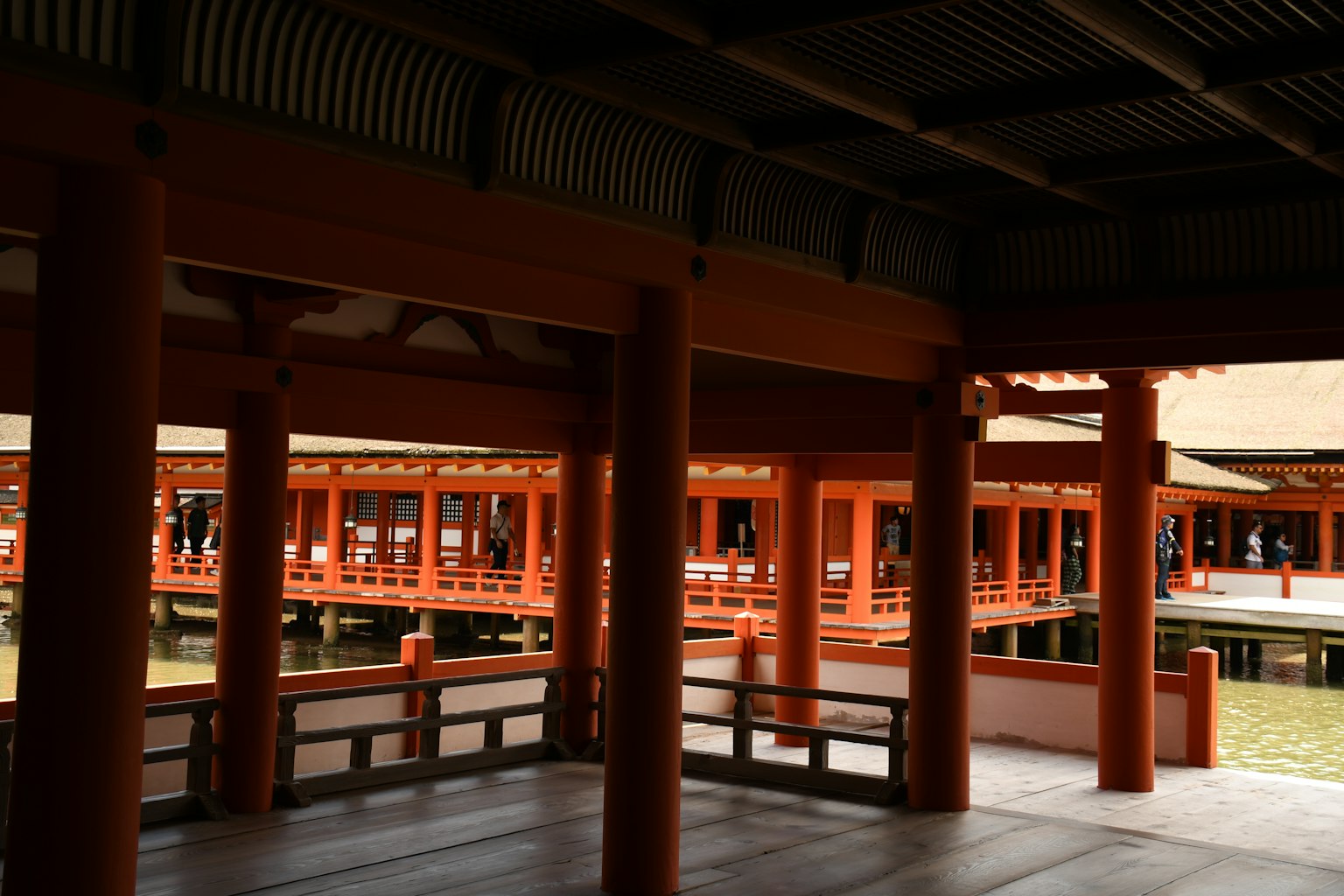Innenraum eines traditionellen japanischen Gebäudes mit roten Säulen