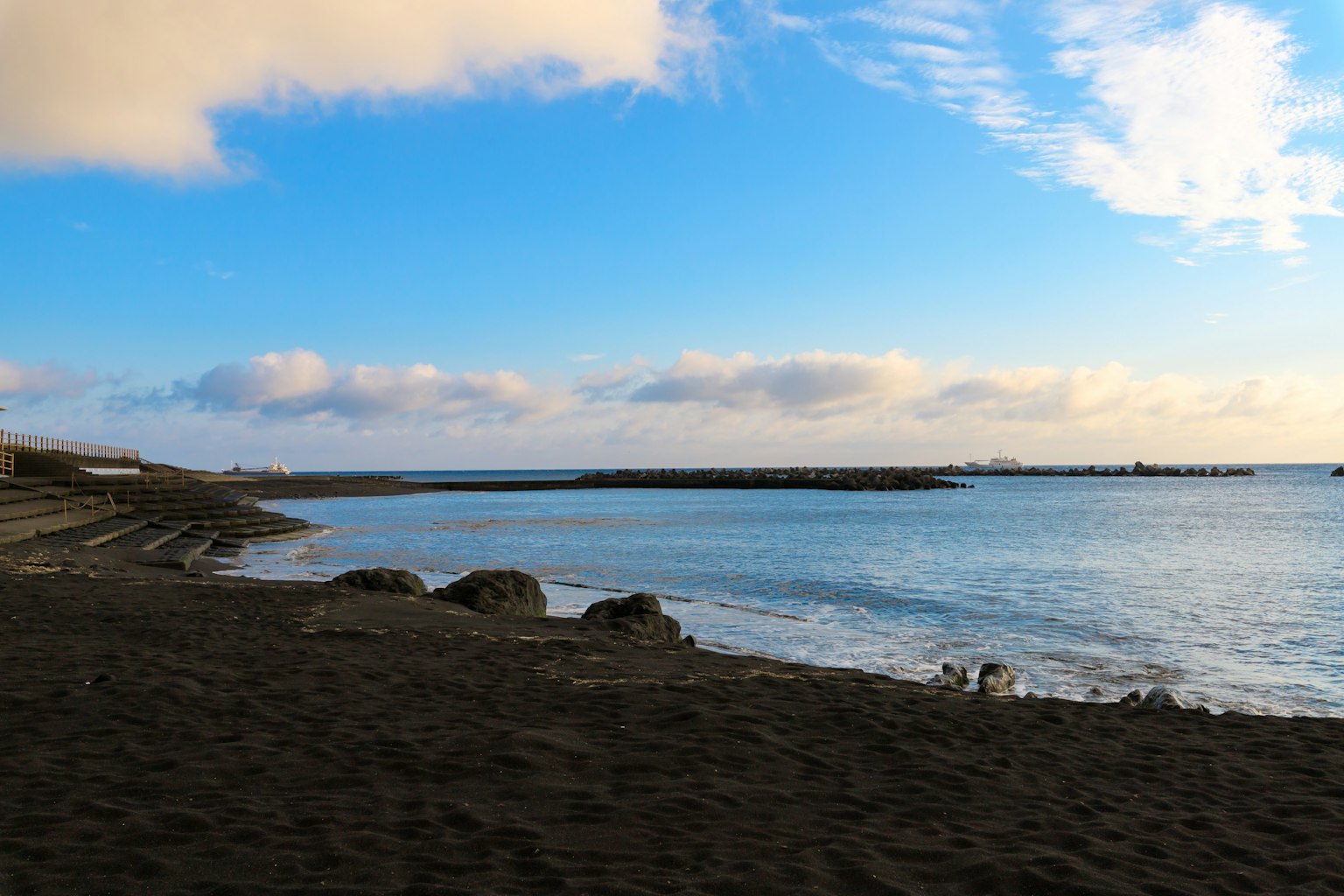 海岸風景 藍天白雲 黑色沙灘和寧靜海洋