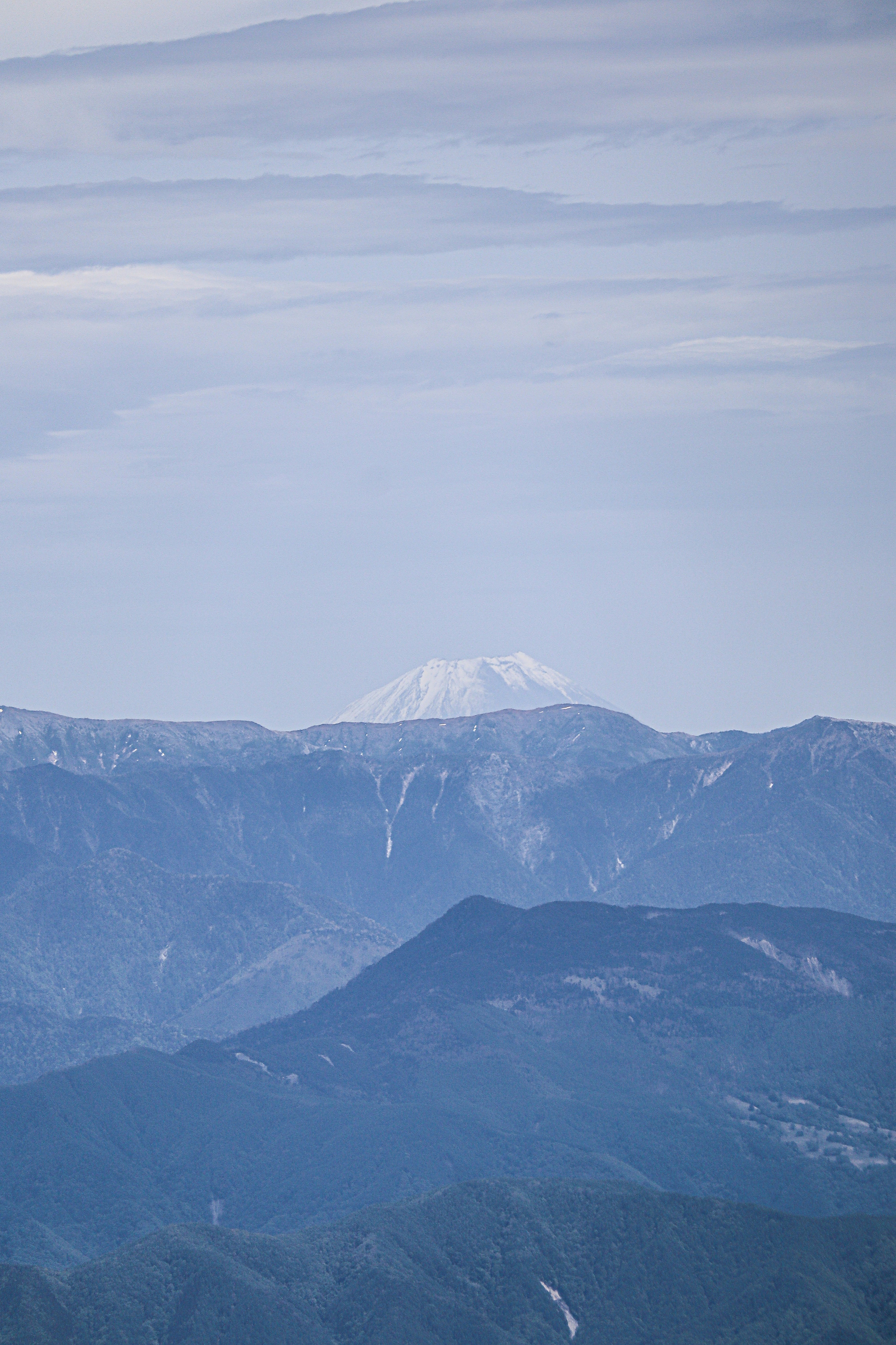 蓝天下的雪山