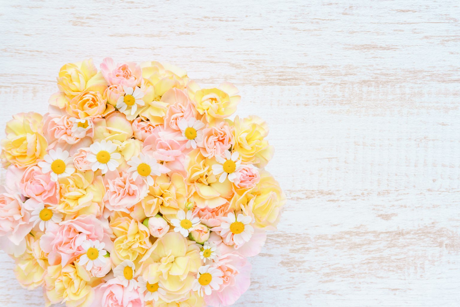 Beau bouquet de fleurs roses et jaunes sur une surface en bois