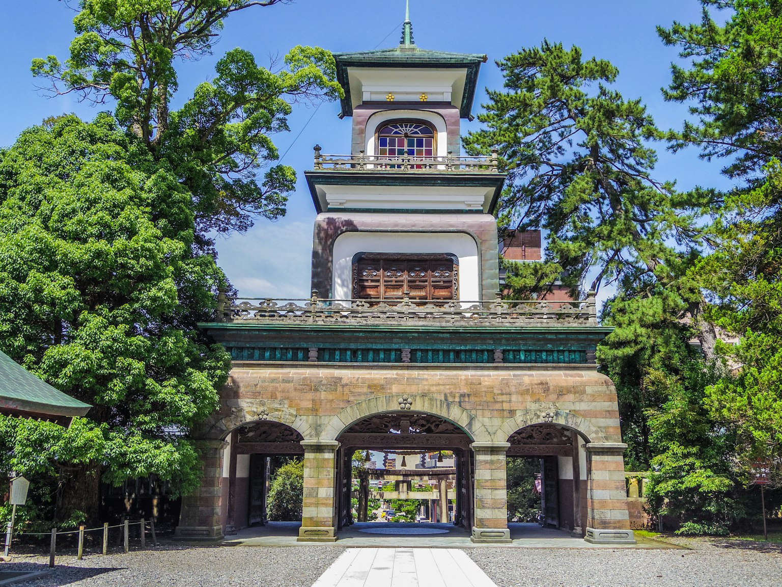 Bangunan tradisional Jepang dikelilingi oleh pepohonan hijau yang rimbun menampilkan arsitektur budaya yang indah
