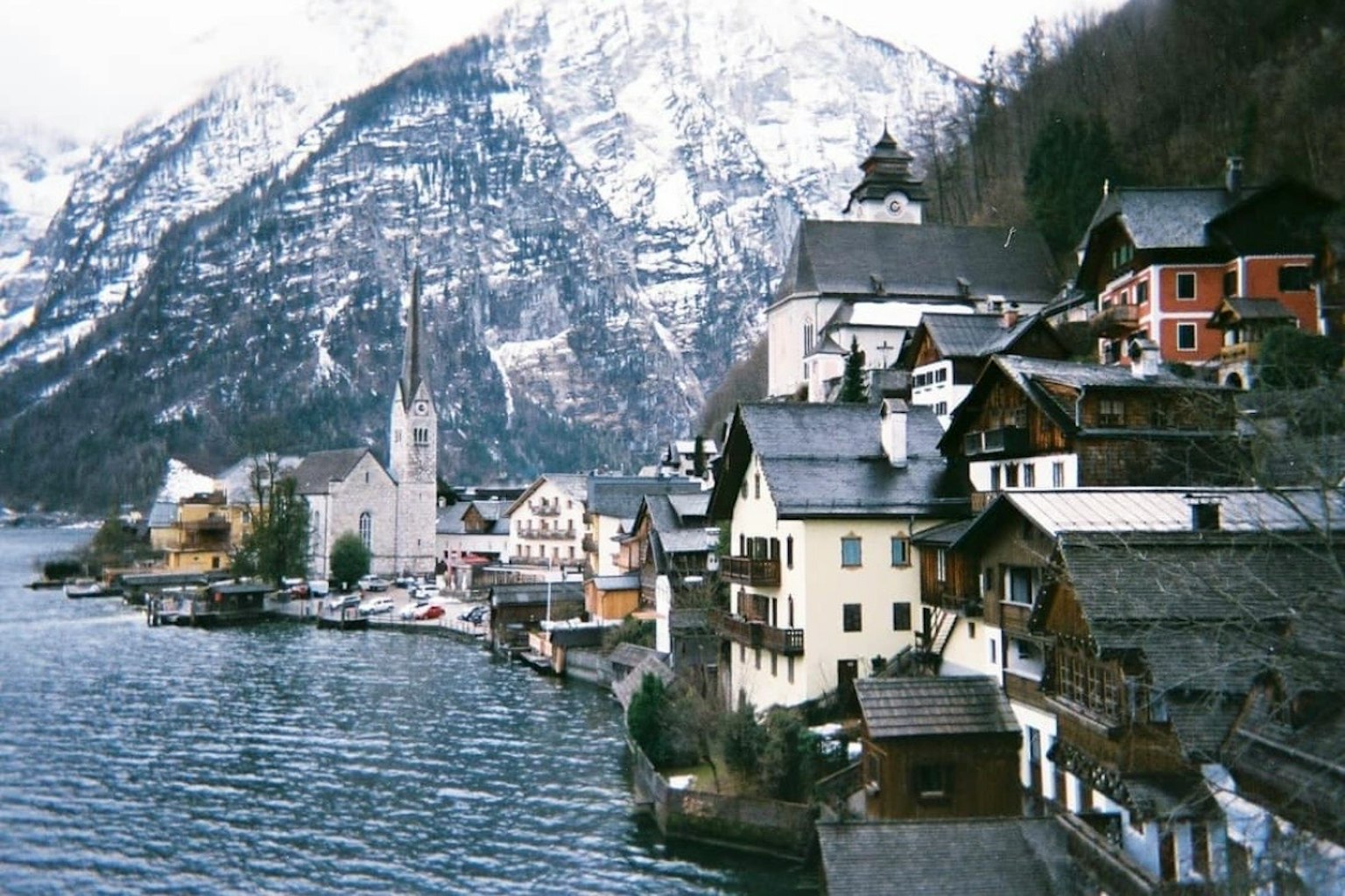 Malersiche Aussicht auf das Dorf Hallstatt am See umgeben von majestätischen Bergen