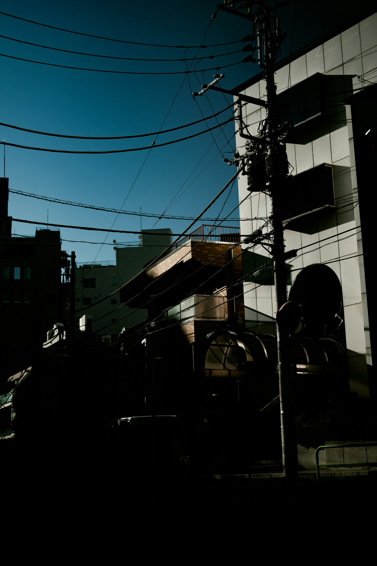蓝天之下的城市风景,建筑和电线交错