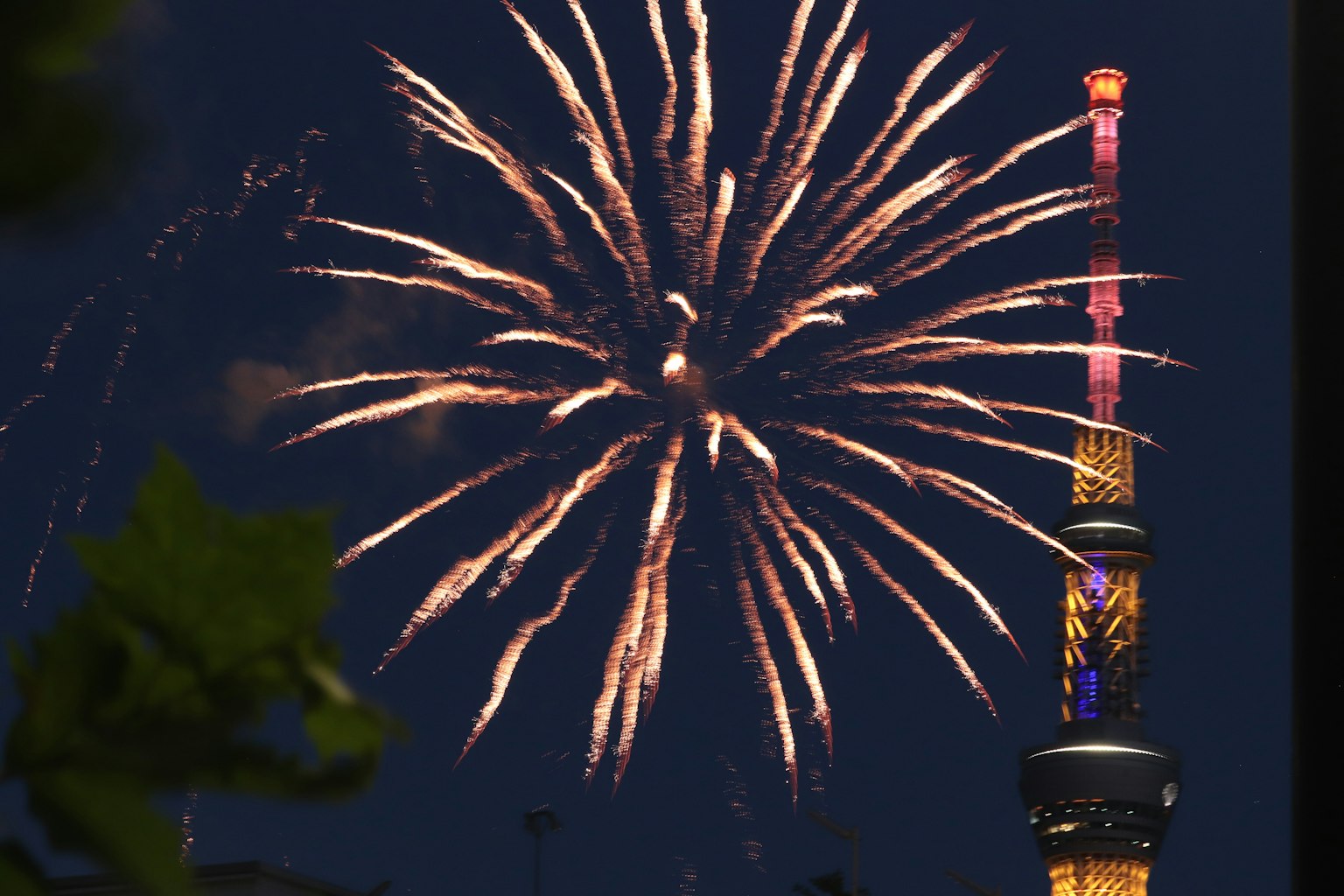 Feu d'artifice derrière la Tokyo Skytree la nuit